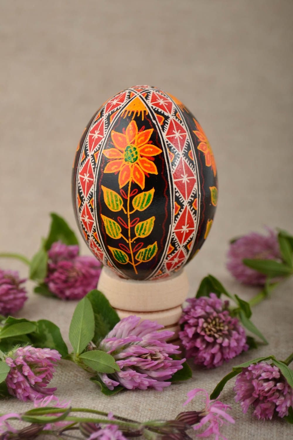 Huevo de Pascua de gallina pintado con acrílicos artesanal con flor foto 1