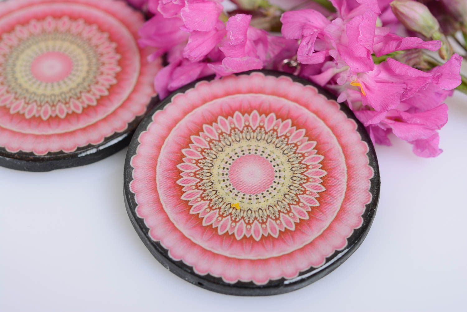 Серьги из полимерной глины в технике декупаж ручной работы круглые розовые фото 3