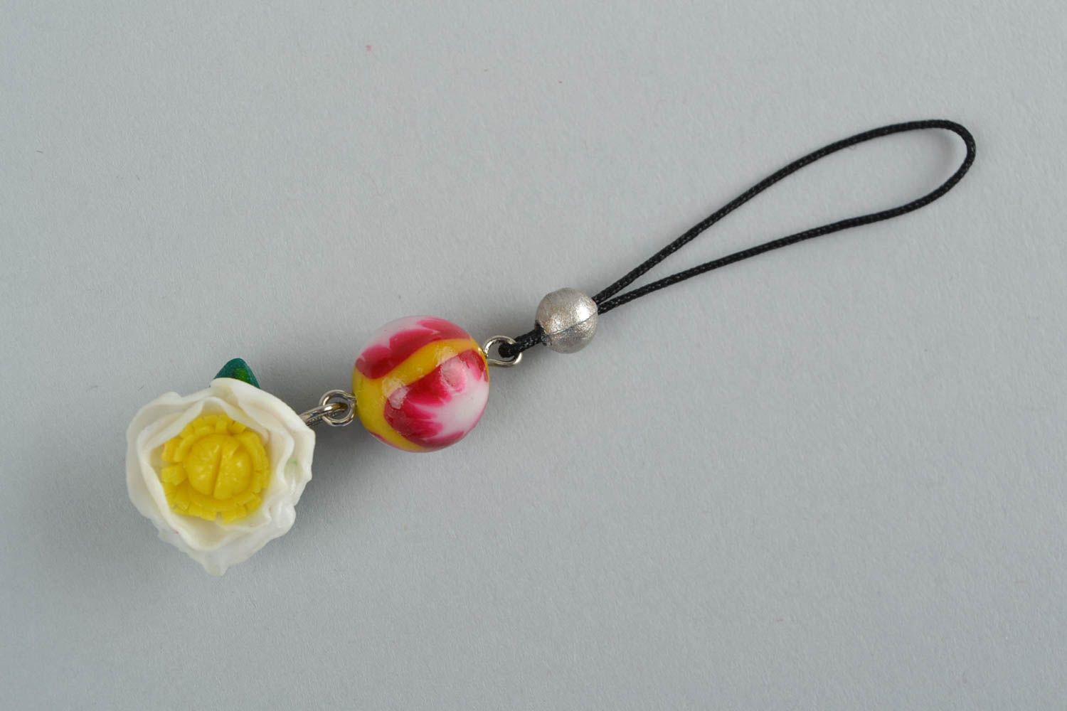 Porte-clés en pâte polymère original avec fleur et perles fantaisie fait main photo 3