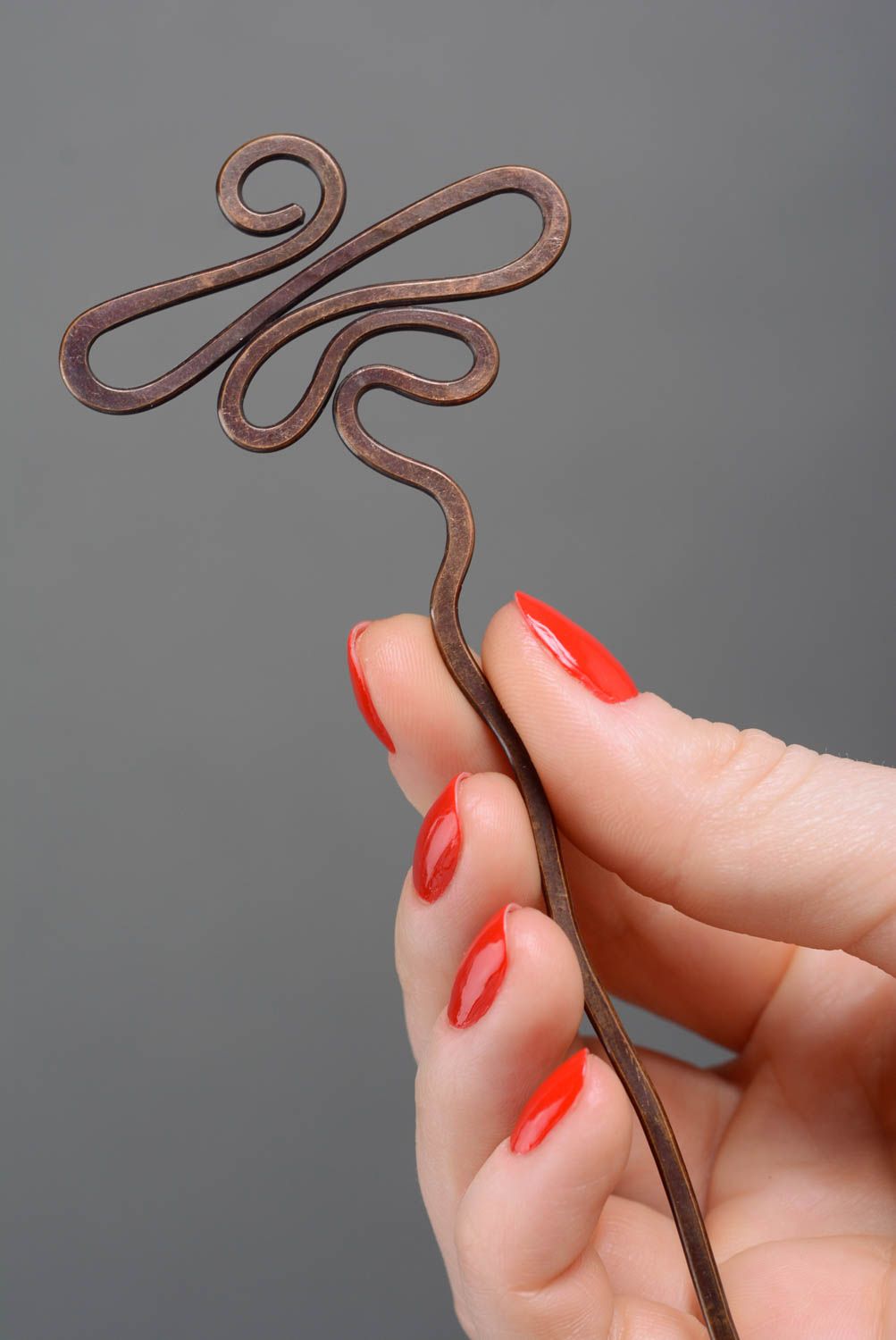 Авторская красивая заколка для волос из меди в технике wire wrap ручной работы фото 3