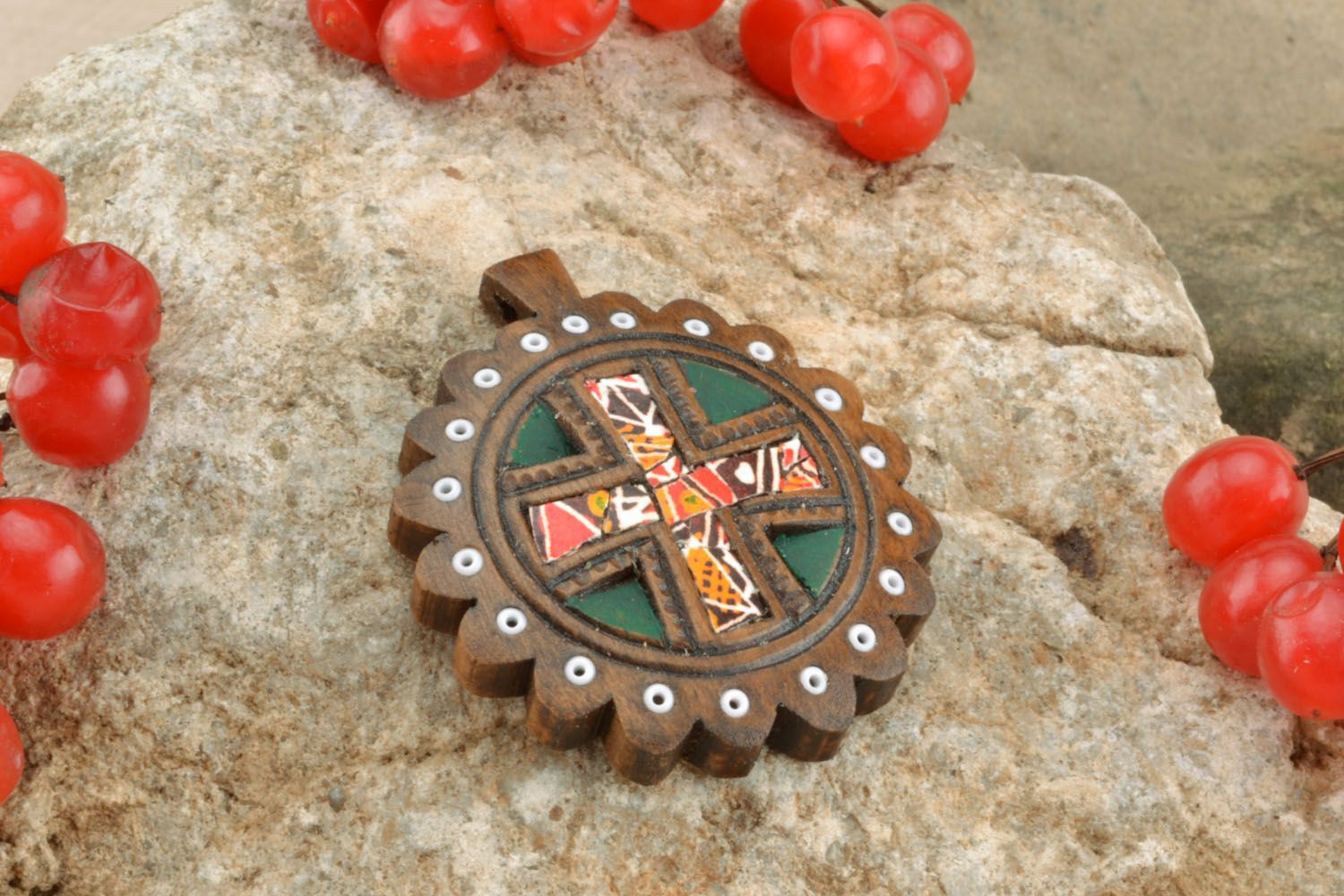Amuleto de madeira com imagem da cruz  foto 1