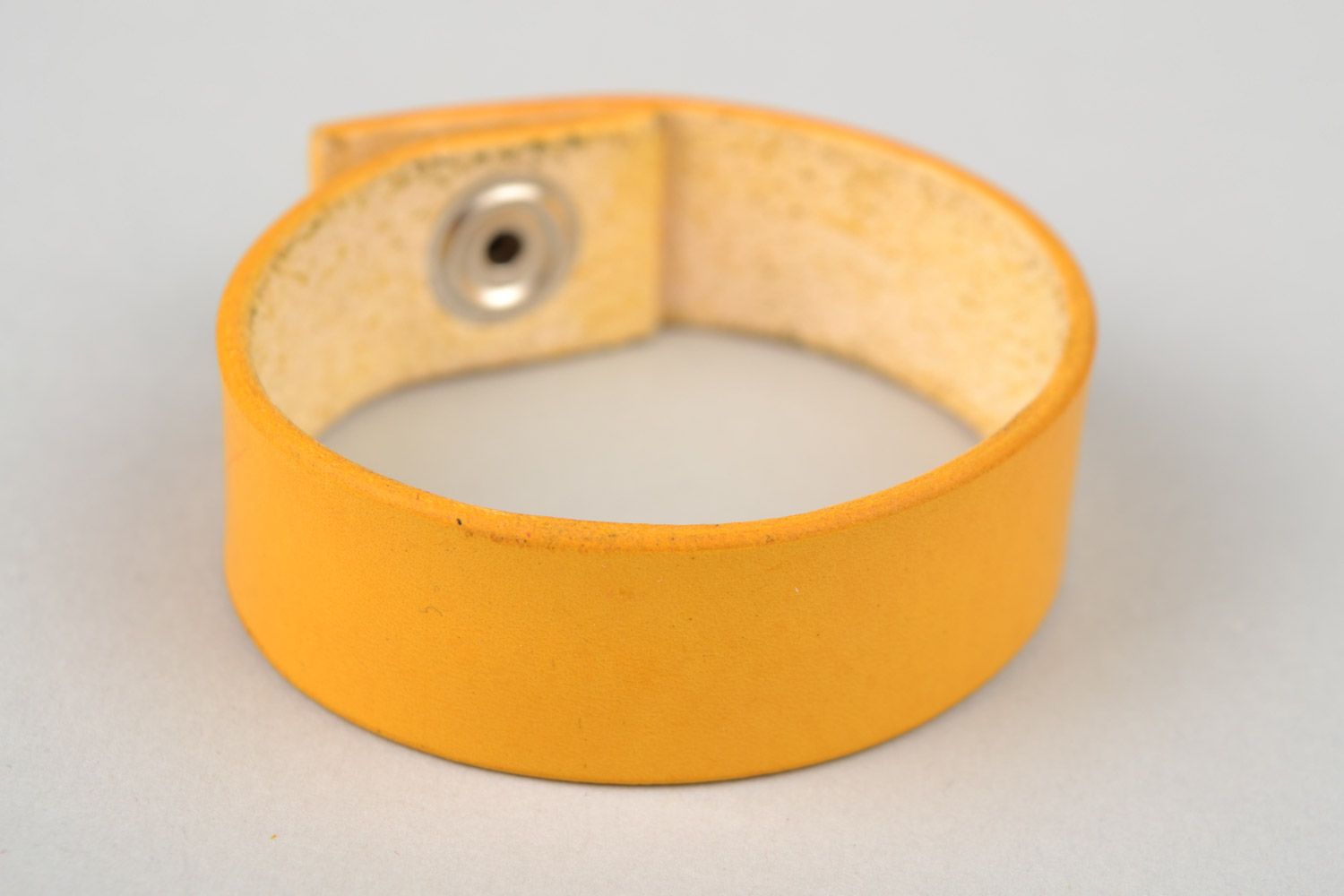 Pulsera de cuero natural amarilla unisex hecha a mano con botón a presión  foto 3