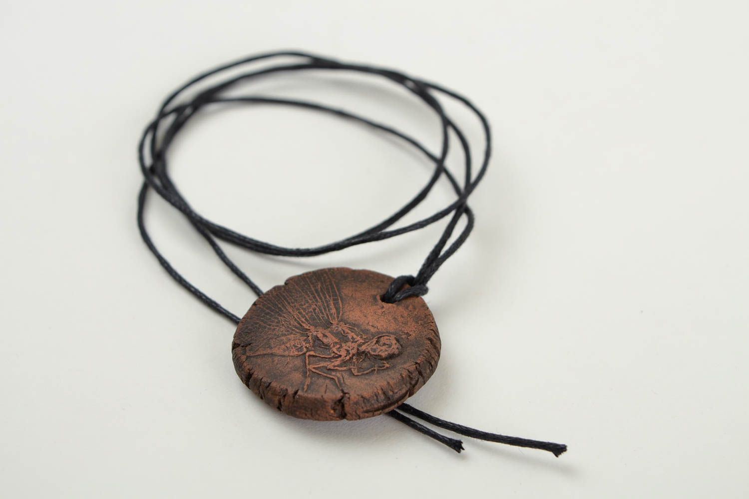 Кулон ручной работы круглый кулон подвеска из глины медальон со стрекозой фото 3