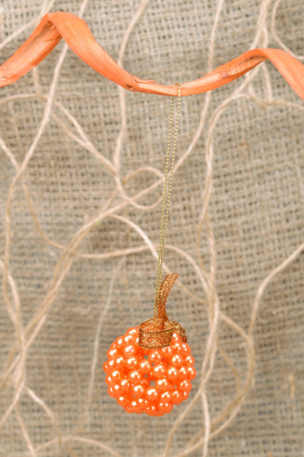 Подвеска для интерьера шарик из бусин оранжевый с петелькой ручная работа декор фото 1