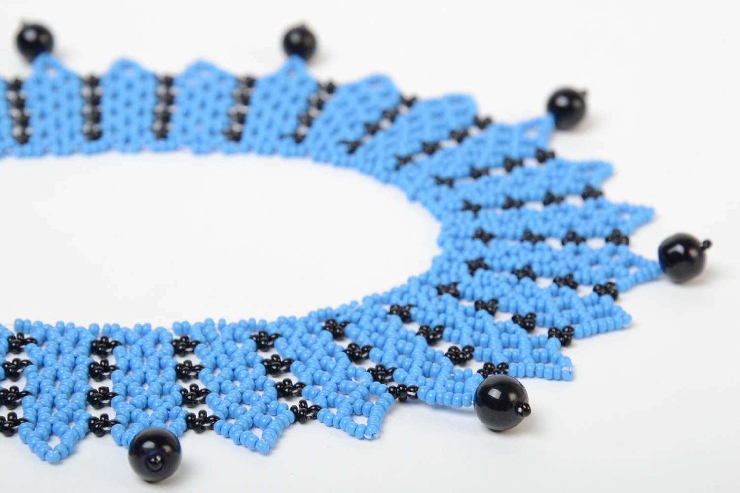 Ожерелье из бисера голубое с черным красивое стильное необычное ручной работы фото 4