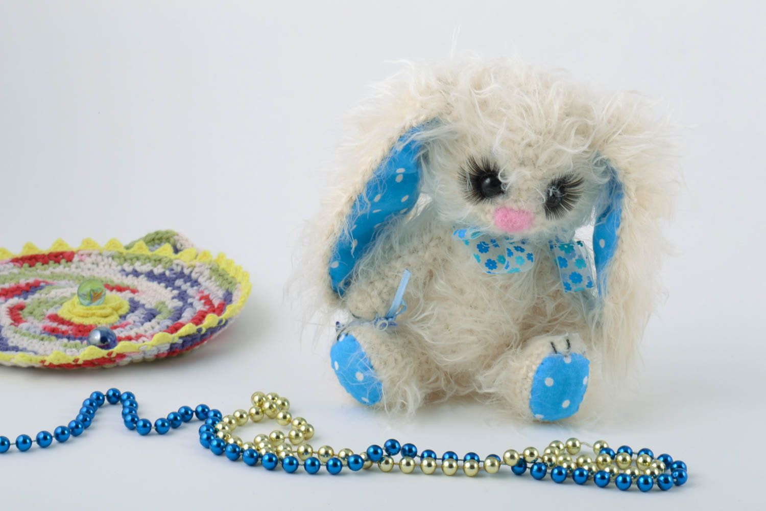 Мягкая вязаная игрушка в виде зайчика ручной работы белая с голубым симпатичная фото 1