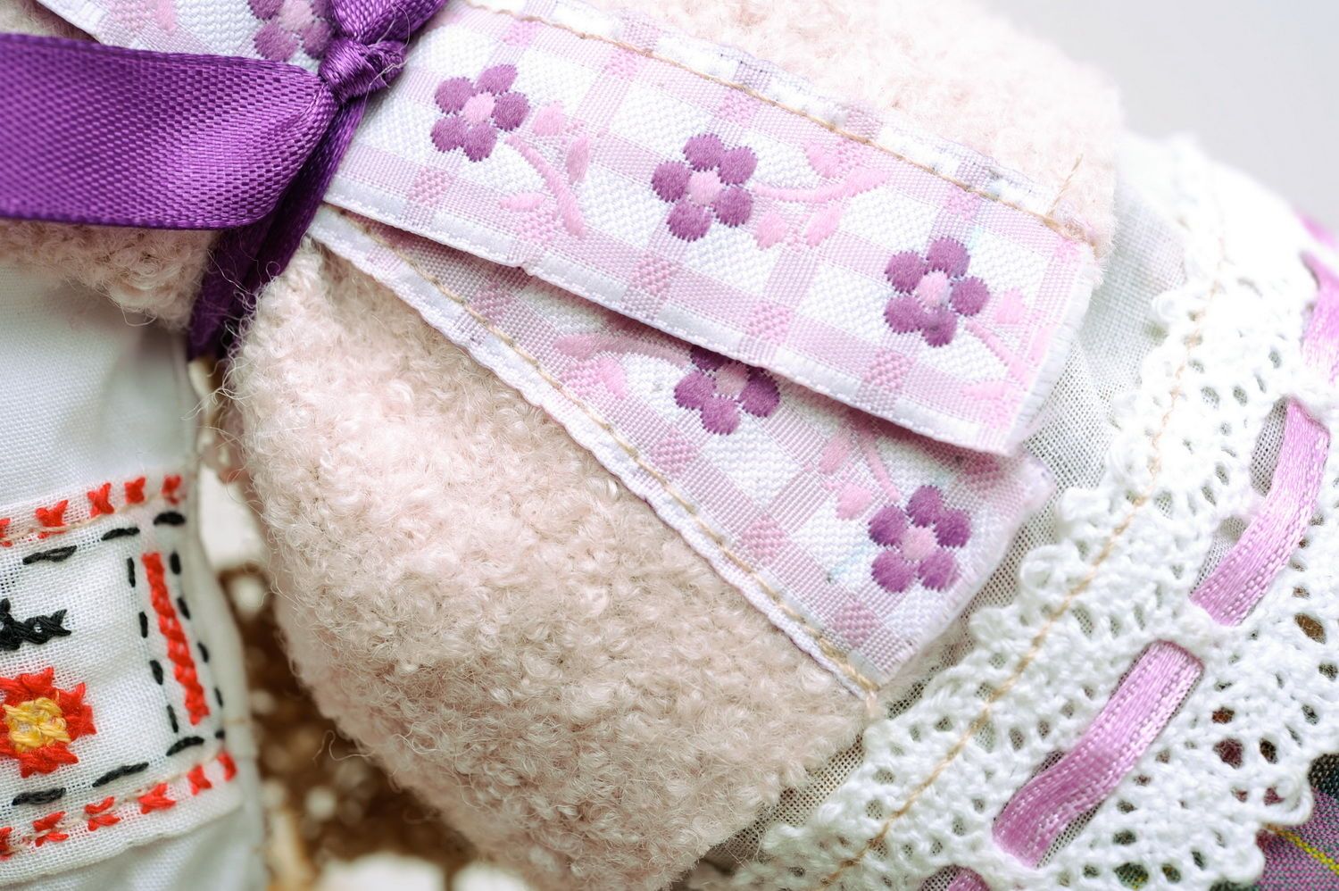 Poupée motanka en tissus naturels violets photo 5