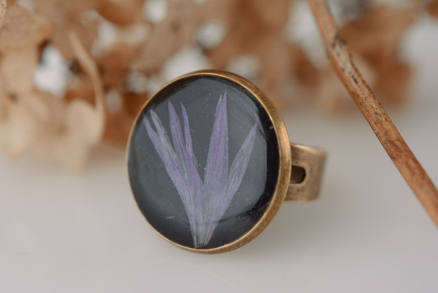 Металлическое кольцо с живым цветком в эпоксидной смоле ручной работы винтажное фото 1