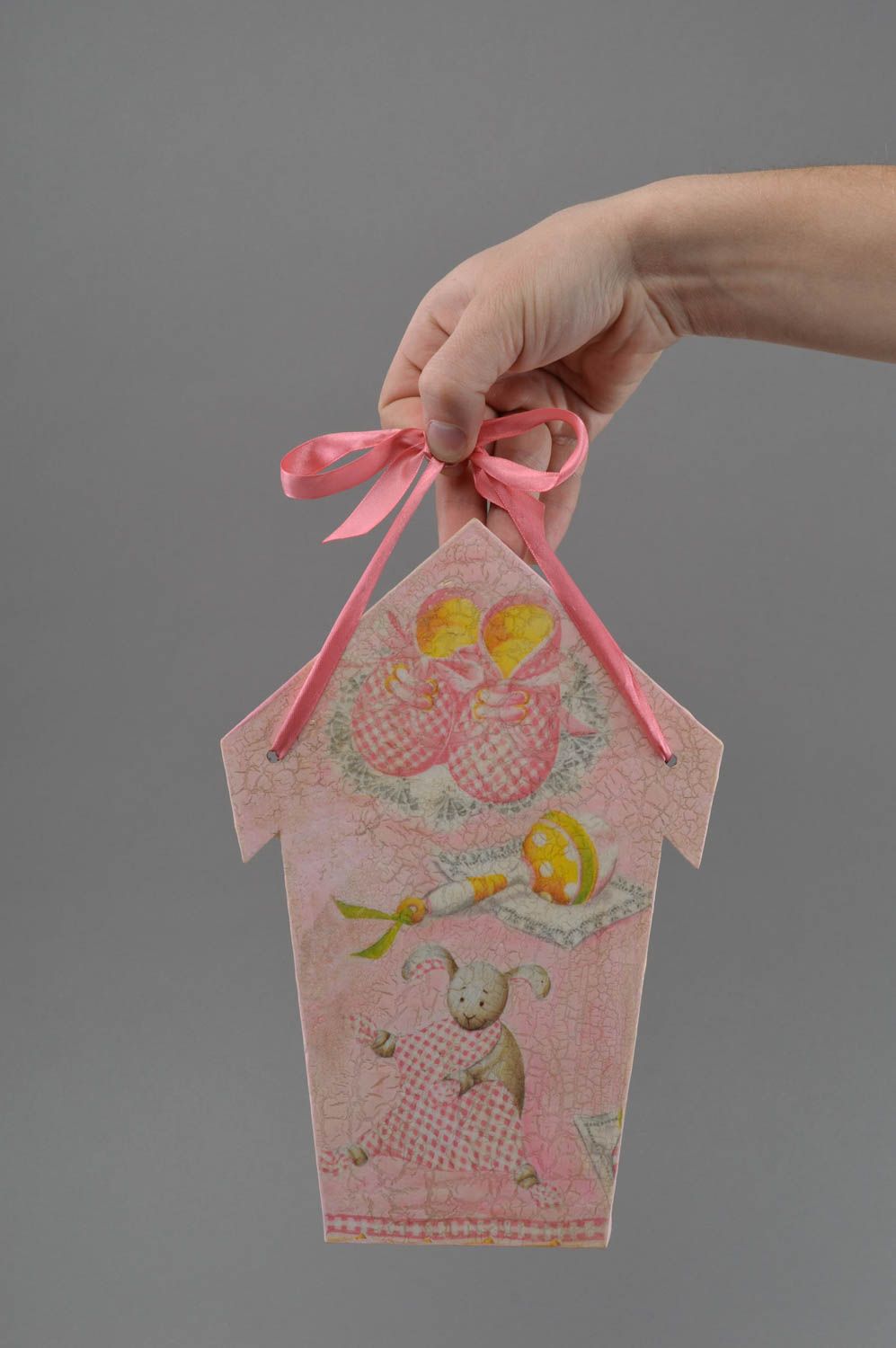 Фанерное панно в технике декупаж розовое в виде домика в детскую ручной работы фото 4