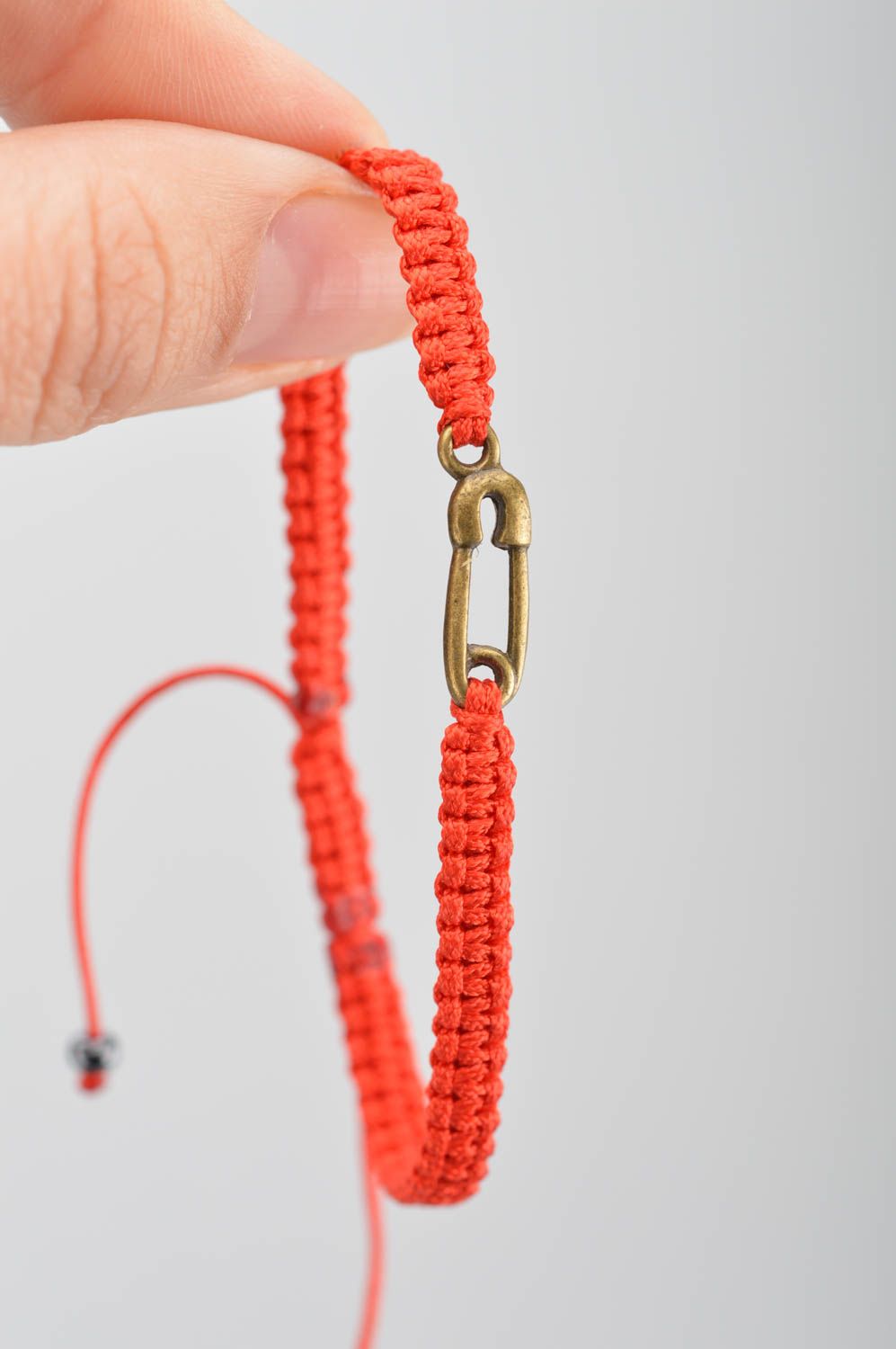 Красный браслет из шелковых ниток с булавкой плетеный тонкий ручной работы фото 3