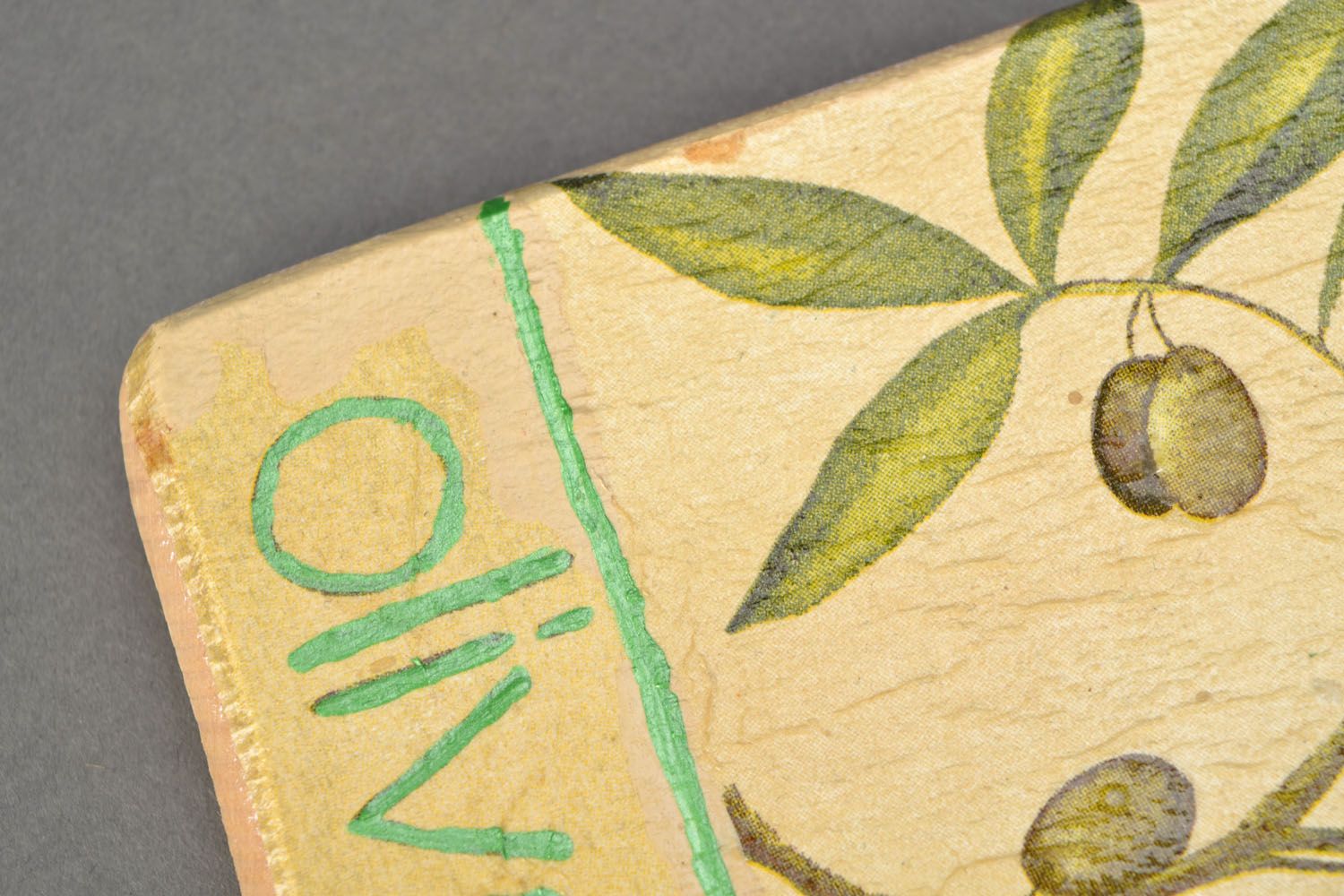 Planche à découper en bois décorative faite main technique de serviettage Olive photo 3
