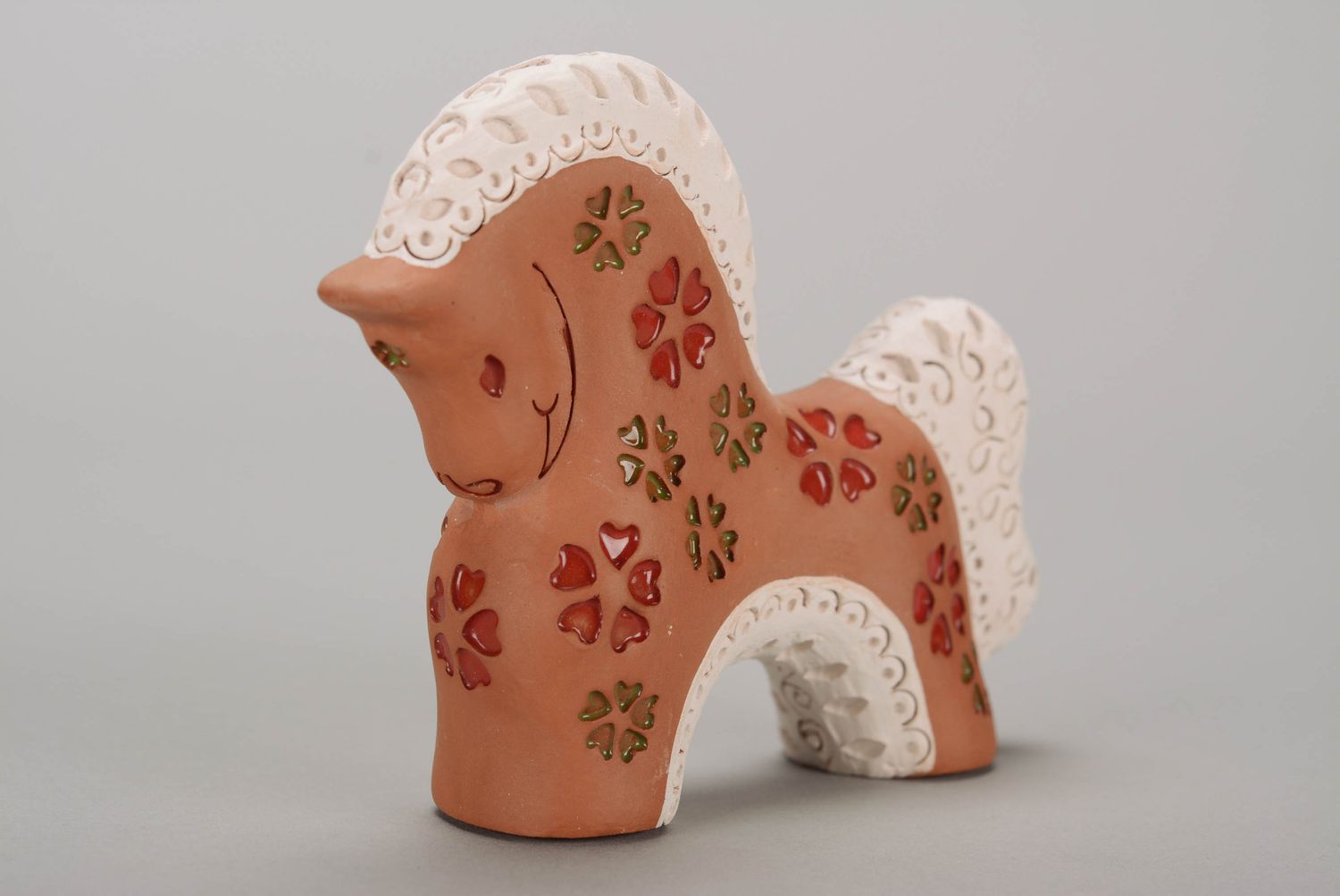 Ceramic horse with green and red hearts pattern photo 3