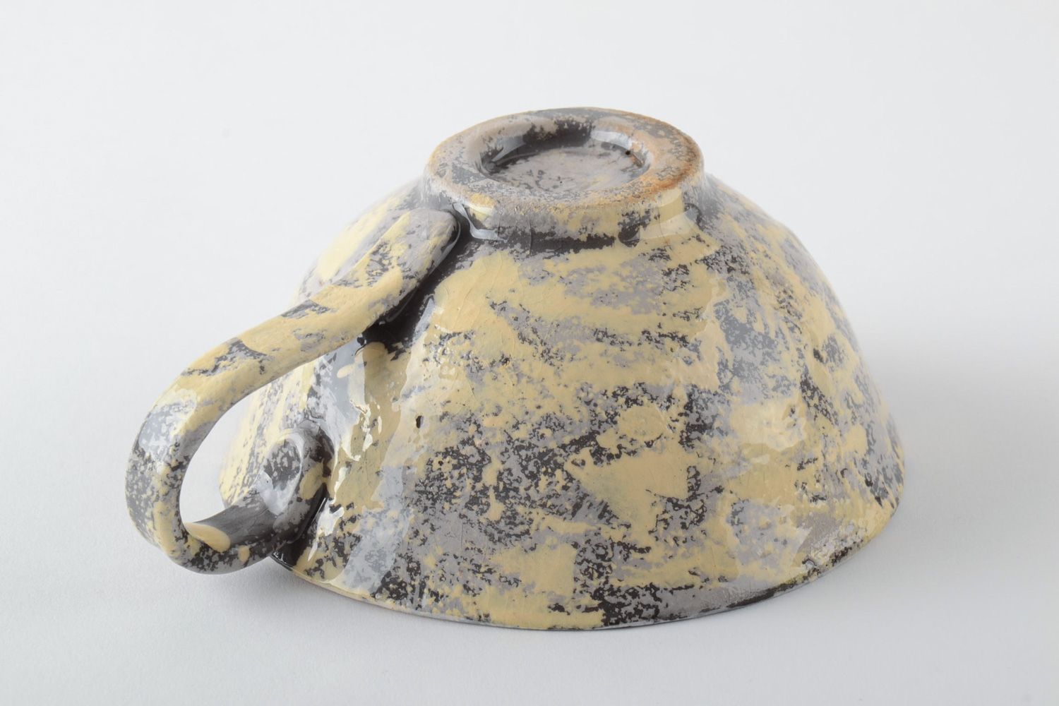 Handmade keramische Tasse mit Bemalung und mit Glasur bedeckt aus natürlichem Ton  foto 4