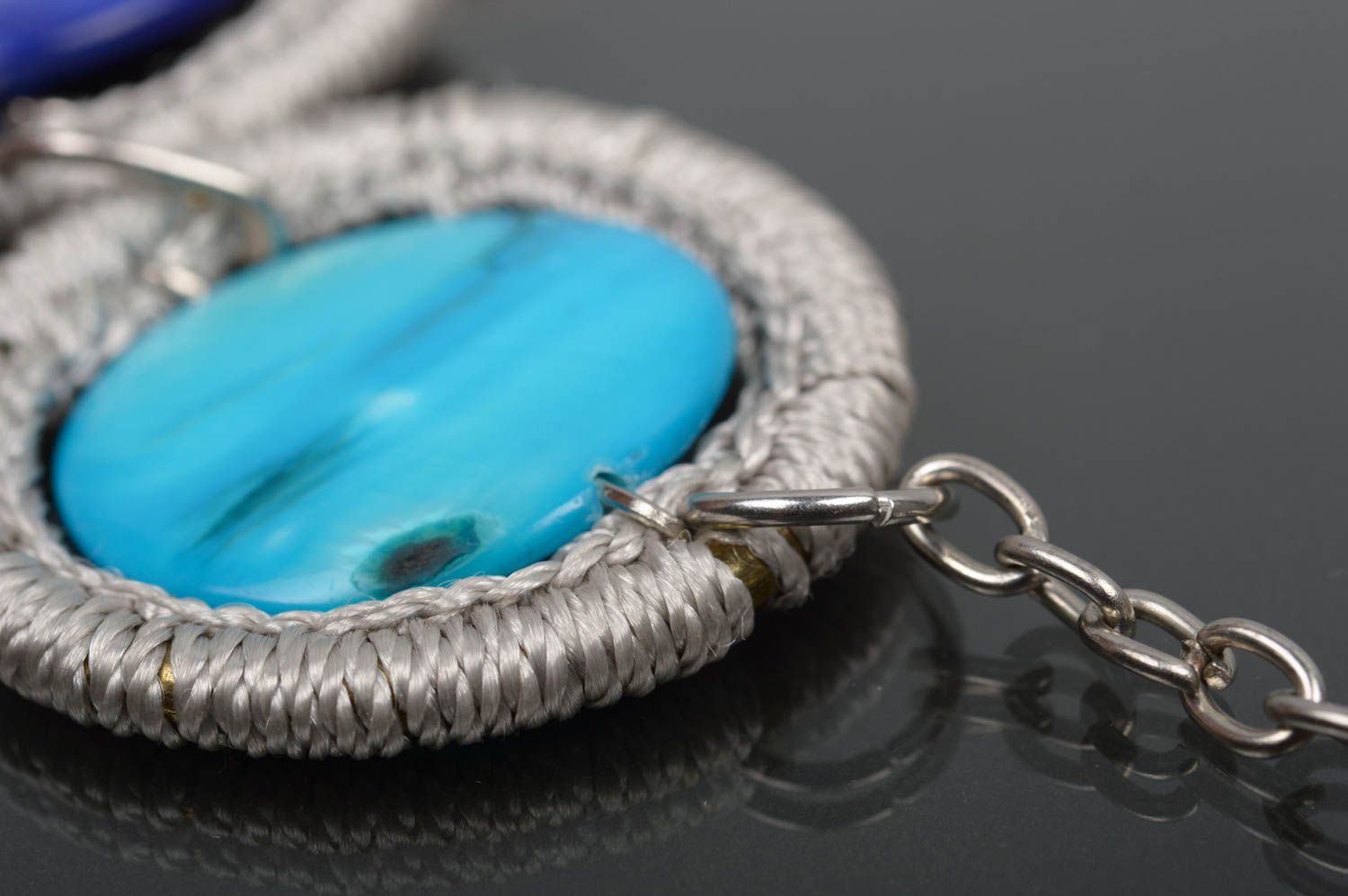 Колье ручной работы колье крючком ожерелье из ниток с садафом голубое красивое фото 4