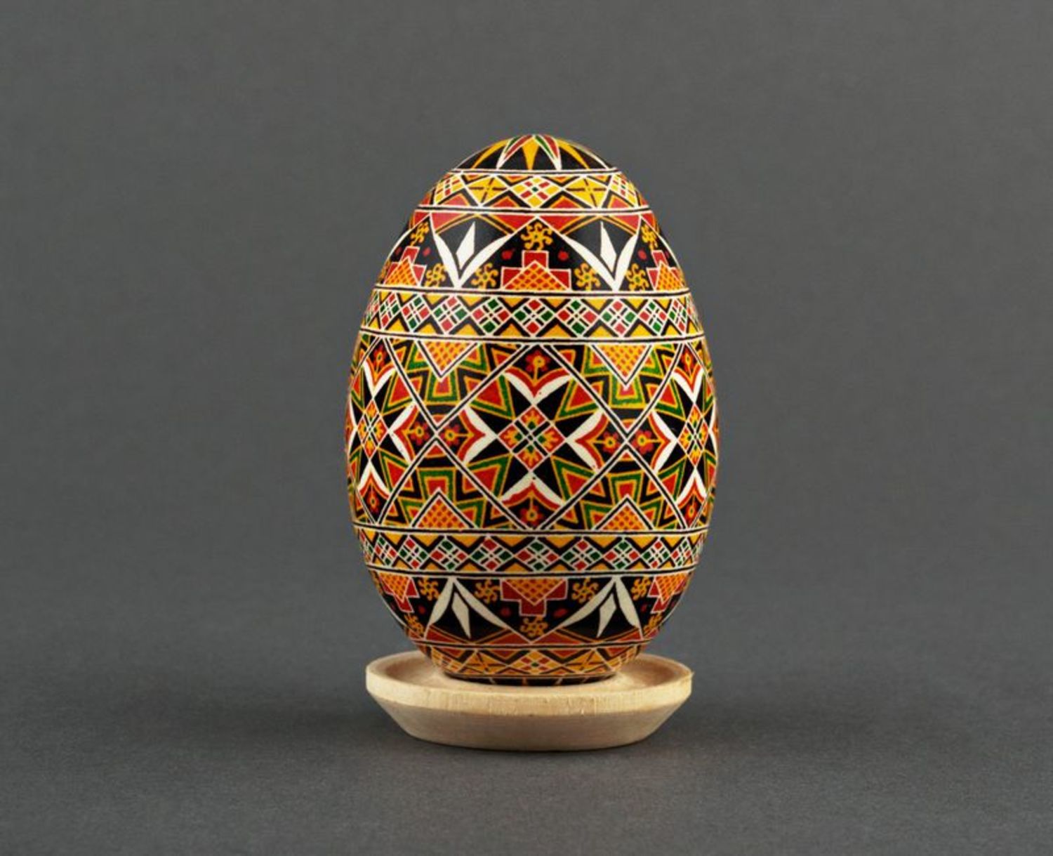 L'uovo di Pasqua ucraino fatto a mano L'uovo decorativo  L'uovo pasquale
 foto 2