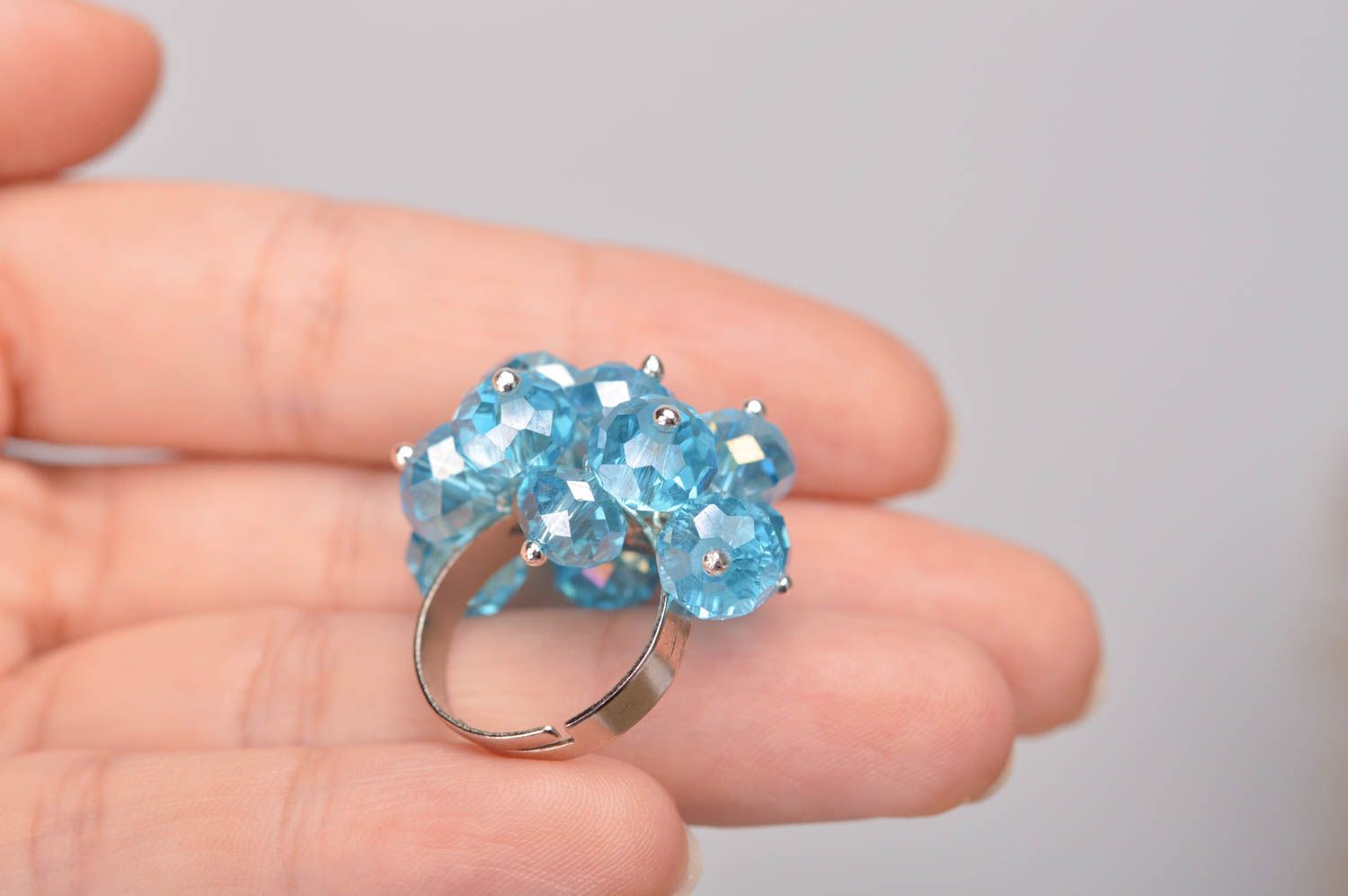 Голубое бестящее кольцо из стекляруса авторский аксессуар ручной работы фото 2