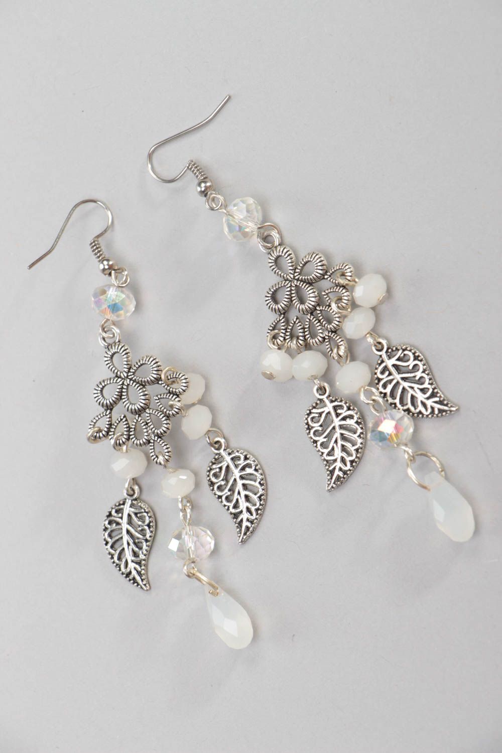 Boucles d'oreilles pendantes en acier et perles de verre blanches faites main photo 2