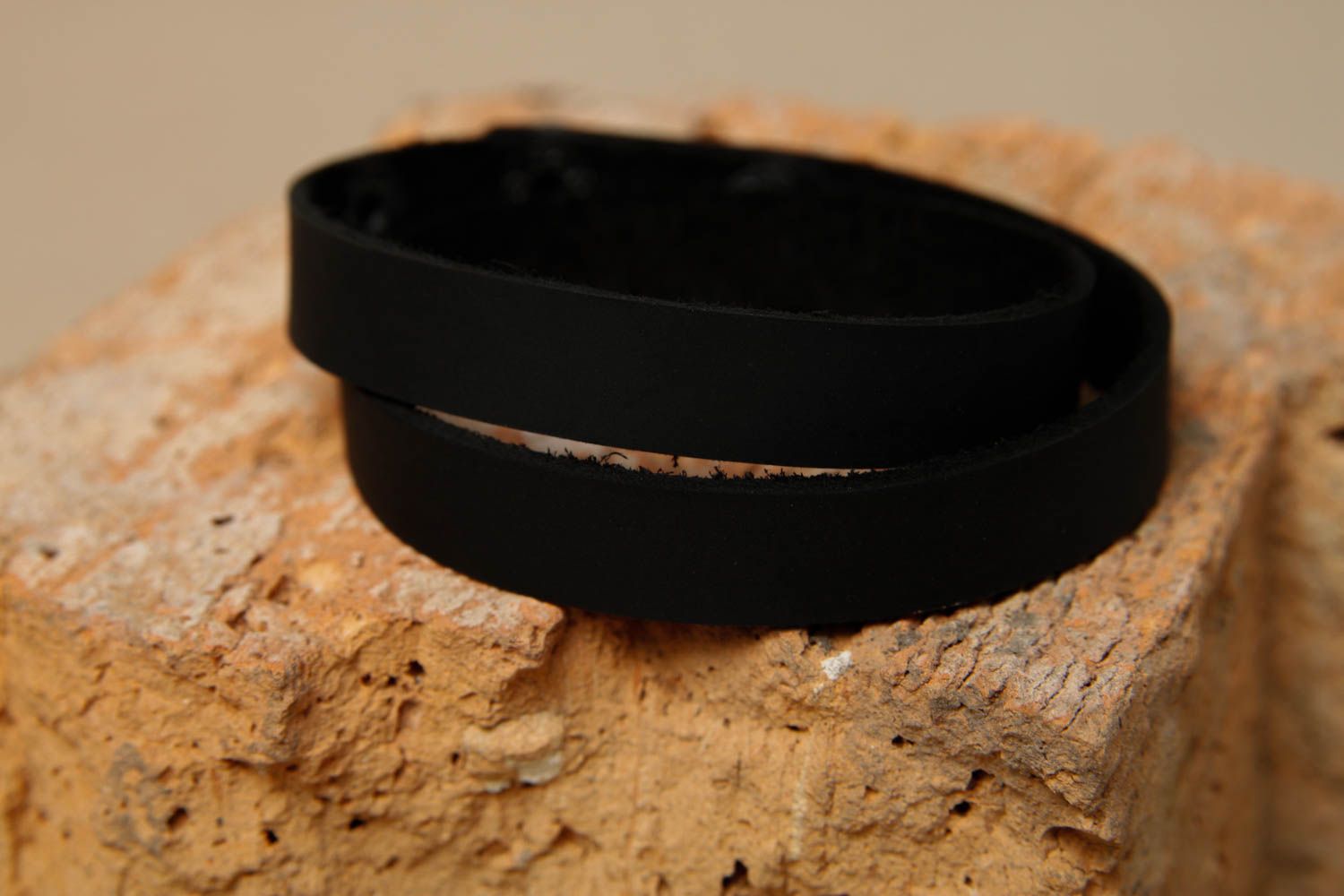 Pulsera de cuero negro hecha a mano accesorio de moda regalo para mujer foto 1