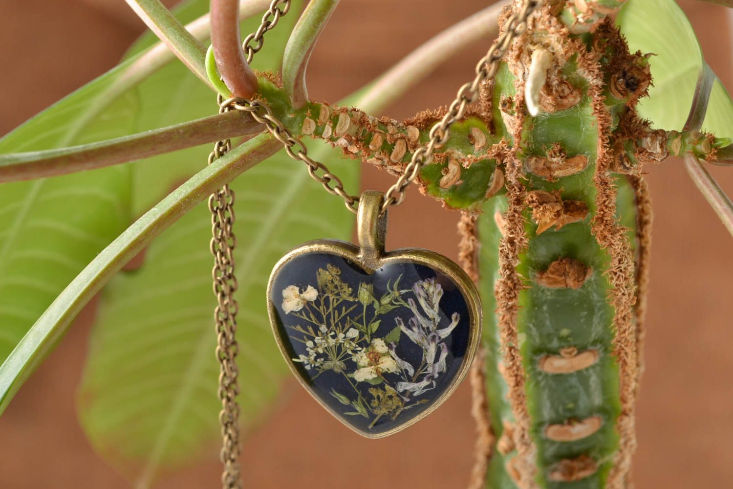 Beau pendentif fait main avec fleurs séchées en résine époxy en forme de cœur photo 1