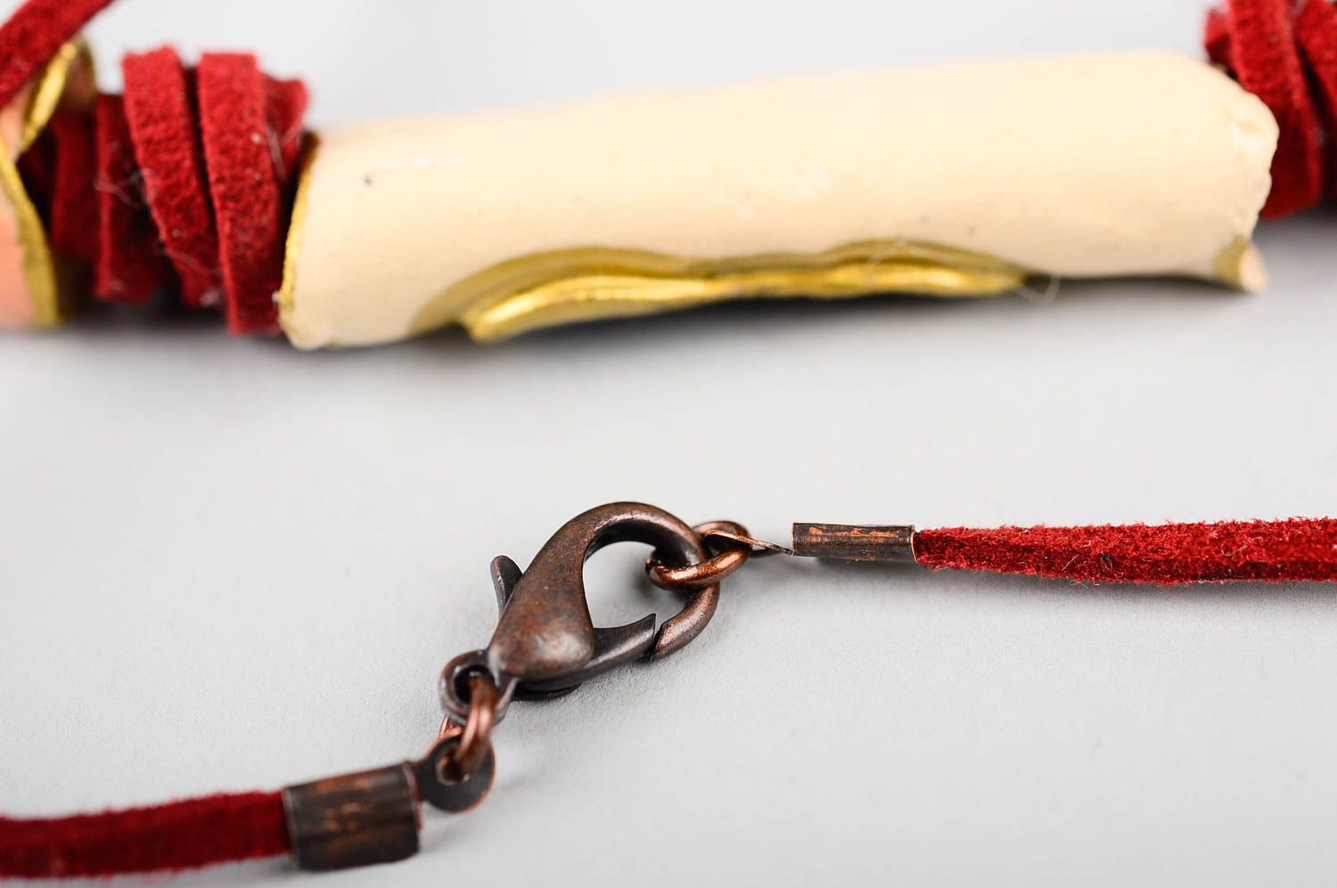 Бижутерия ручной работы украшение из глины авторское колье на шнурке красное фото 4