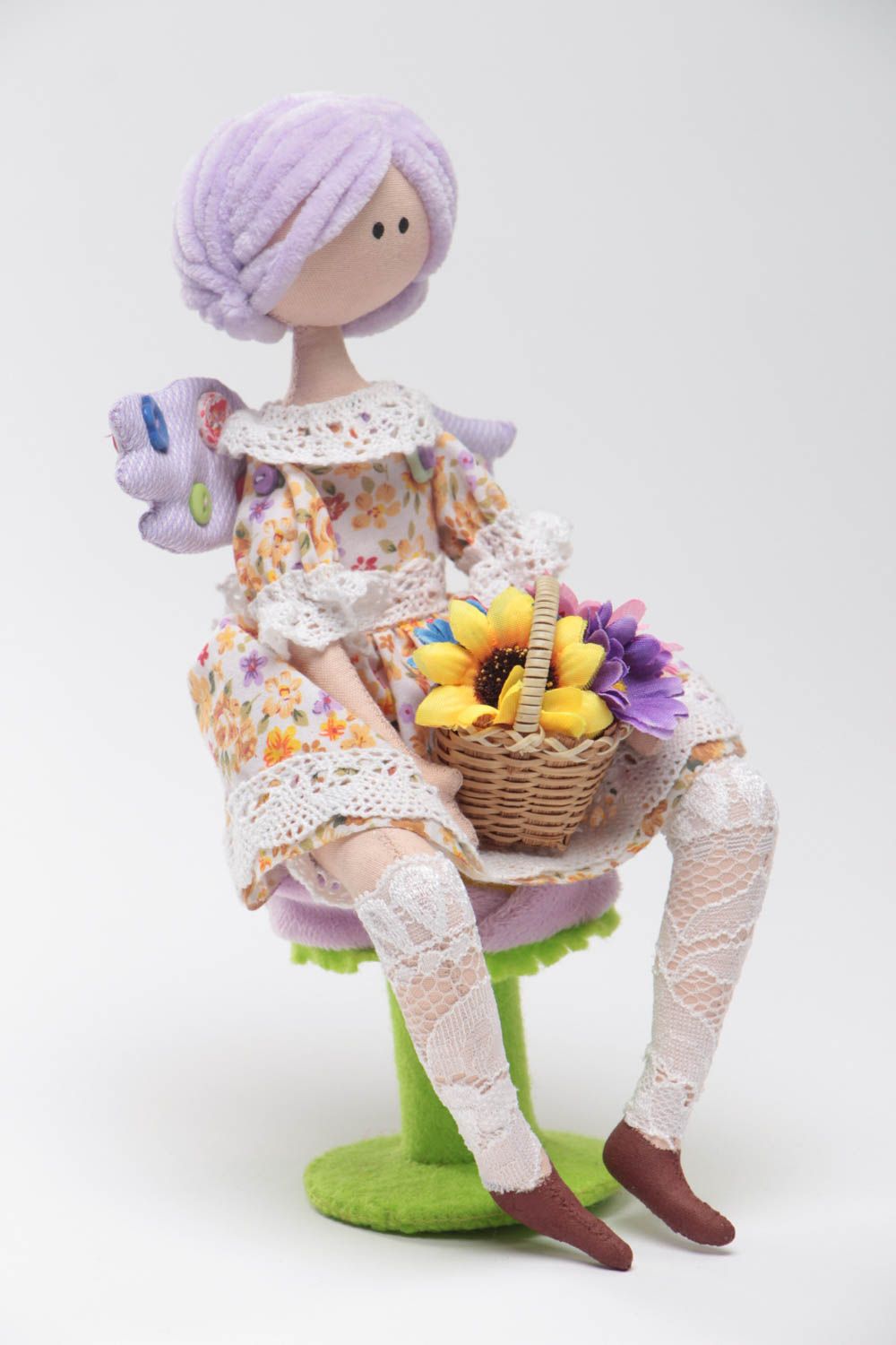 Schöne knuddelige lustige handgemachte Spielzeug Puppe mit Blumen auf Ständer foto 2