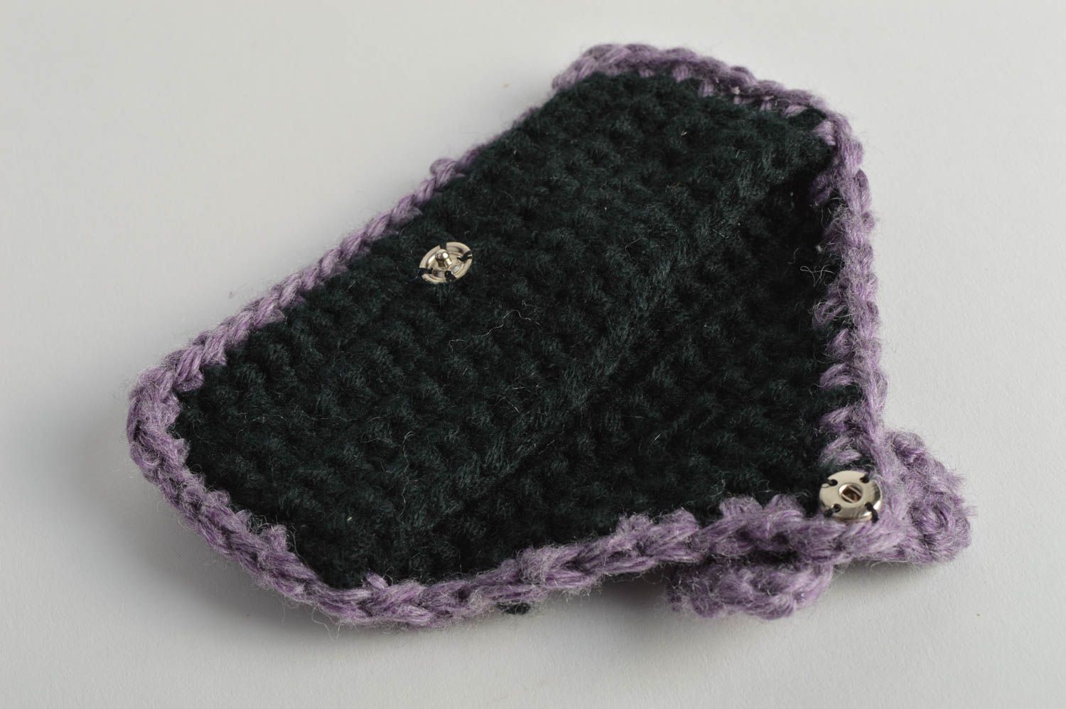 Étui portable tricoté au crochet en demi-coton fait main noir à bouton-pression photo 4