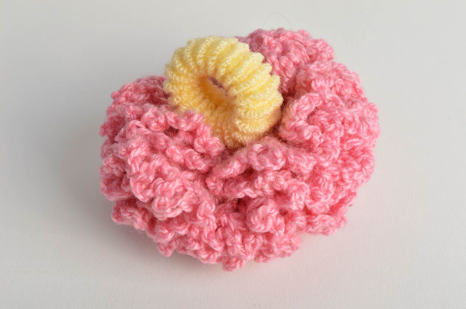 Élastique à cheveux fait main original forme de fleur rose tricotée au crochet photo 4