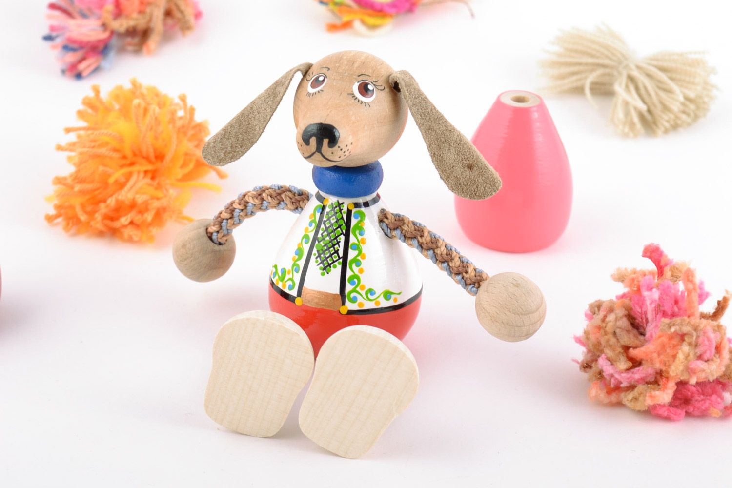 Petit jouet chien en bois peint clair fait main écologique pour enfant photo 1