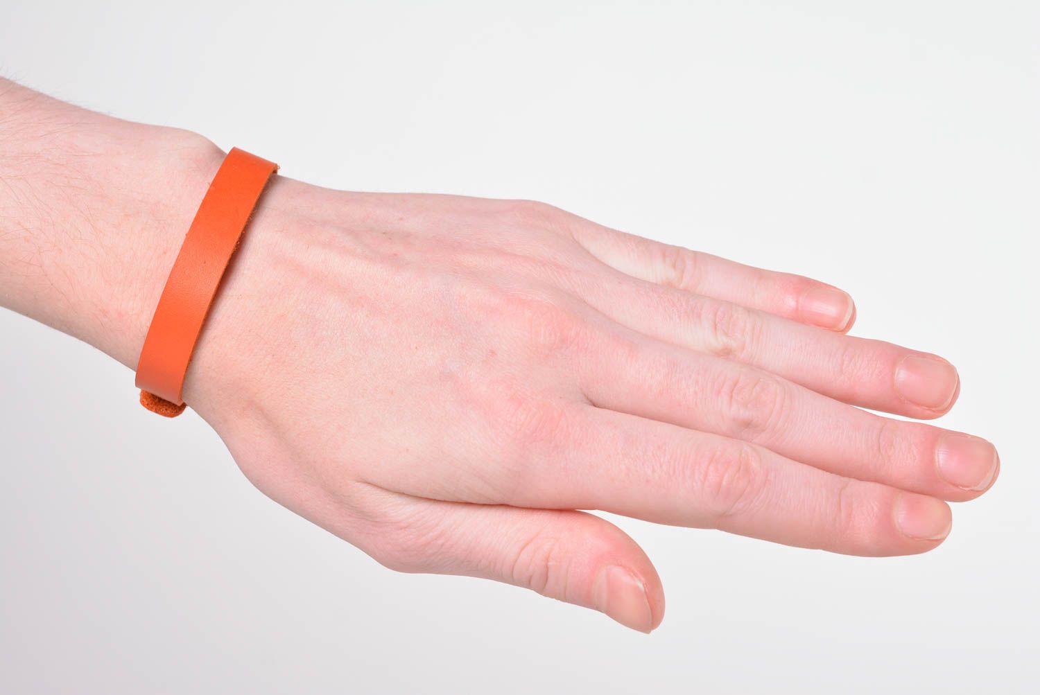 Оранжевый браслет на руку хенд мейд кожаный браслет на кнопке украшение из кожи фото 2