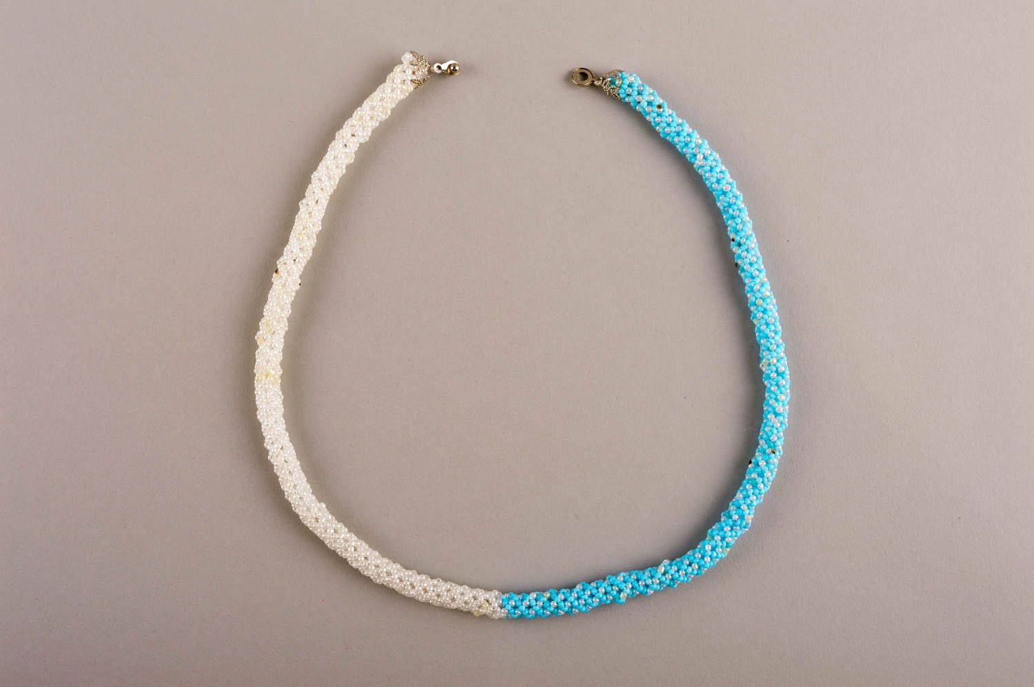 Collier en perles de rocaille Bijou fait main blanc-bleu original Cadeau femme photo 5