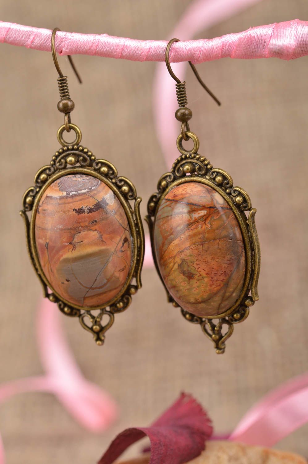 Pendientes metálicos con piedra natural marrón artesanales originales hermosos foto 1