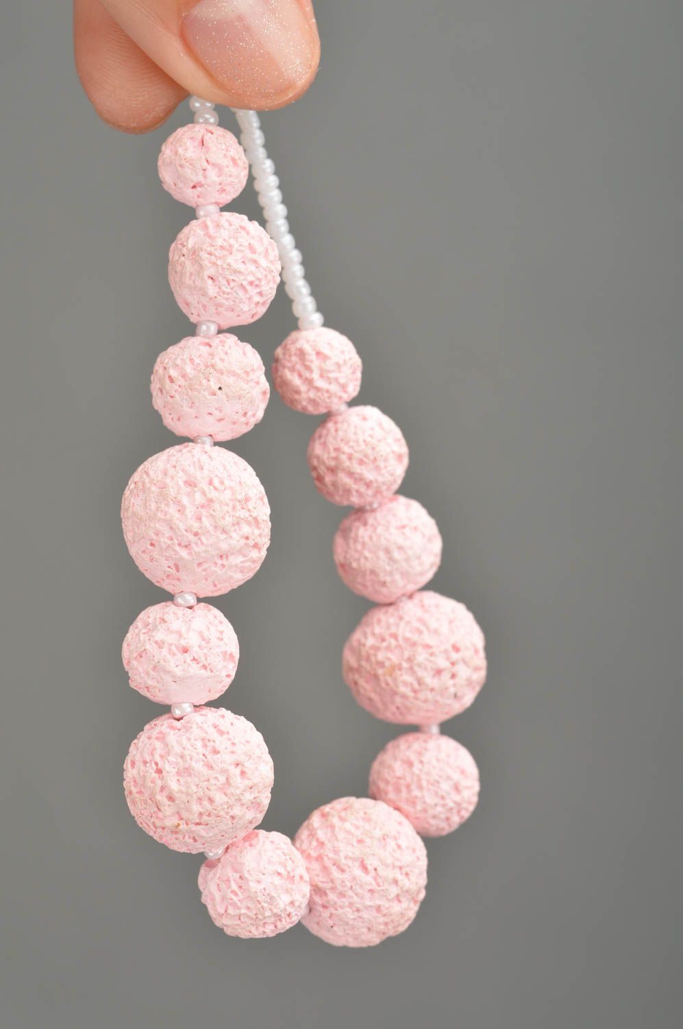 Бусы из полимерной глины ручной работы красивые нежно-розовые авторские фото 5