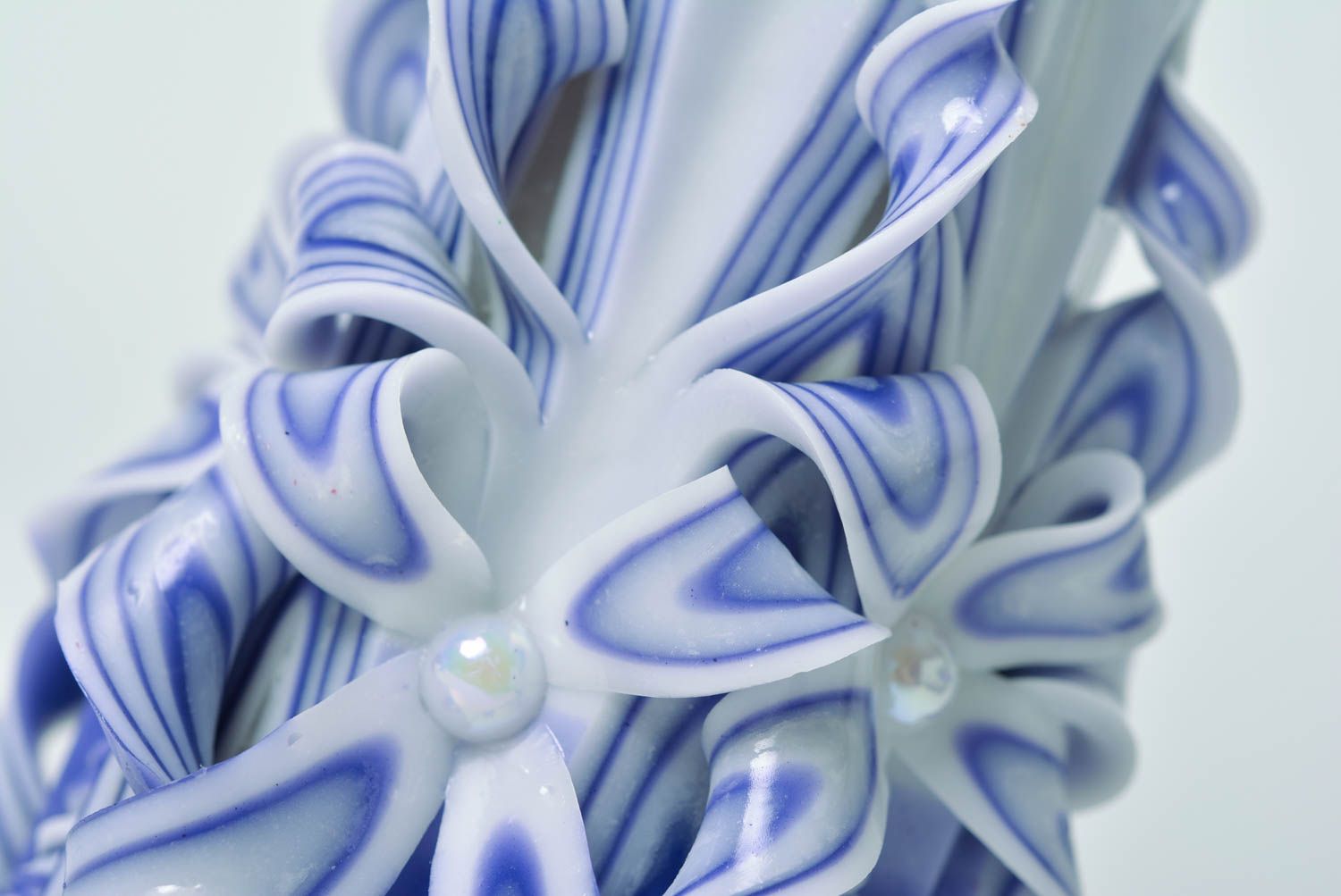 Изящная парафиновая свеча белая с синим ручной работы вырезанная вручную фото 2