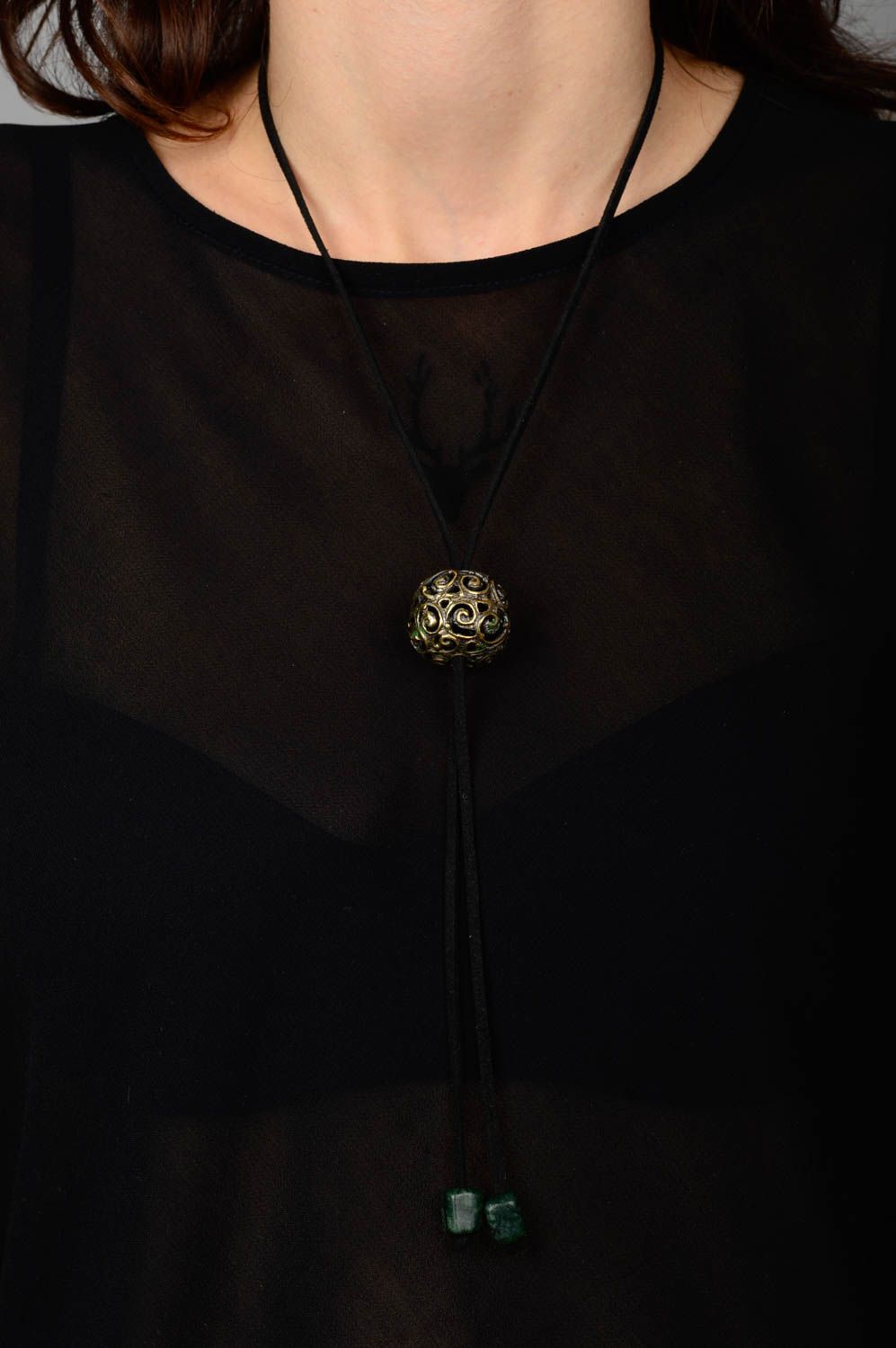 Pendentif bronze boule Bijou fait main ajouré lacet noir Accessoire femme photo 2