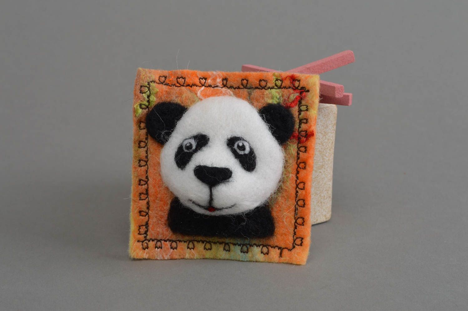 Aimant de réfrigérateur panda fait main en laine petit accessoire original photo 1