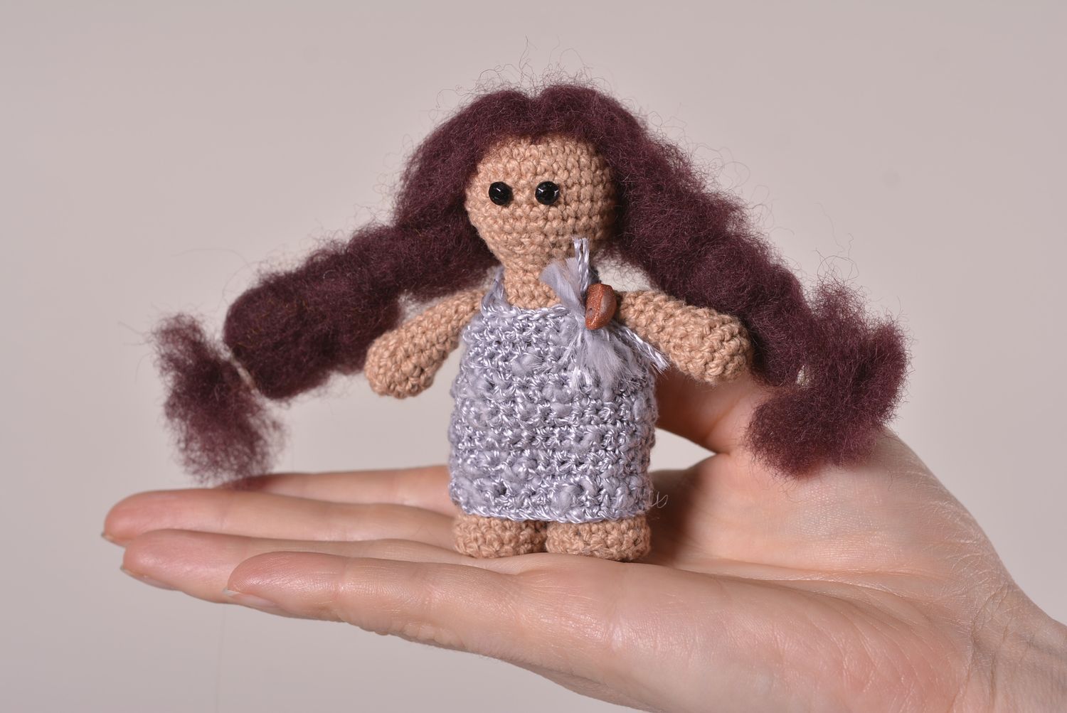 Мягкая игрушка кукла ручной работы кукла крючком с длинными волосами маленькая фото 4