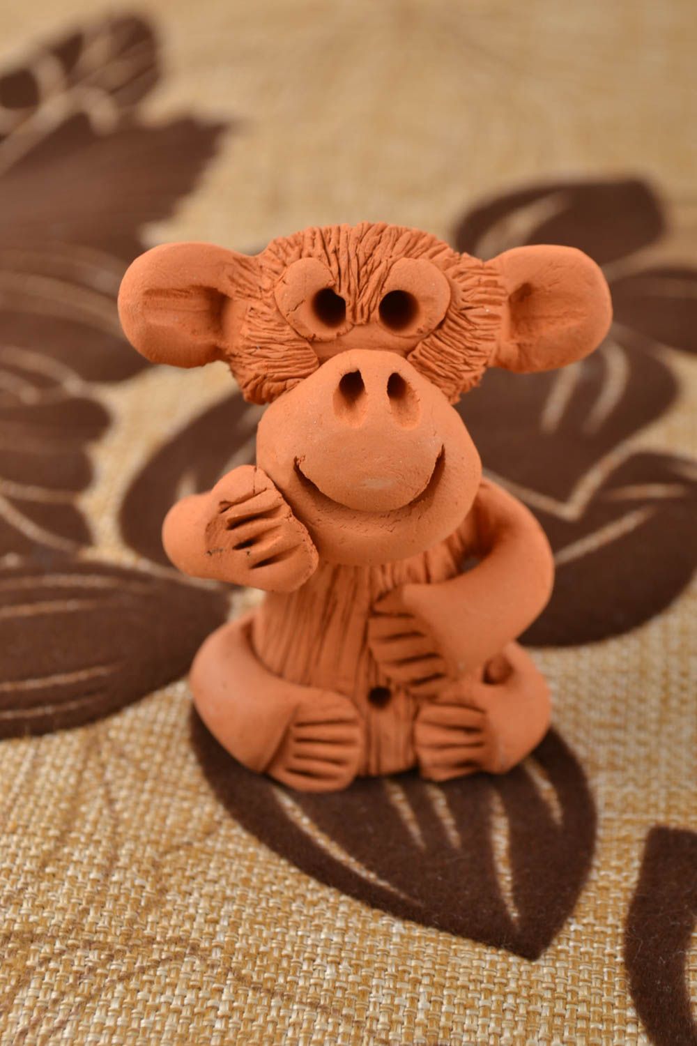 Декоративная глиняная фигурка обезьянки коричневая забавная ручной работы фото 1
