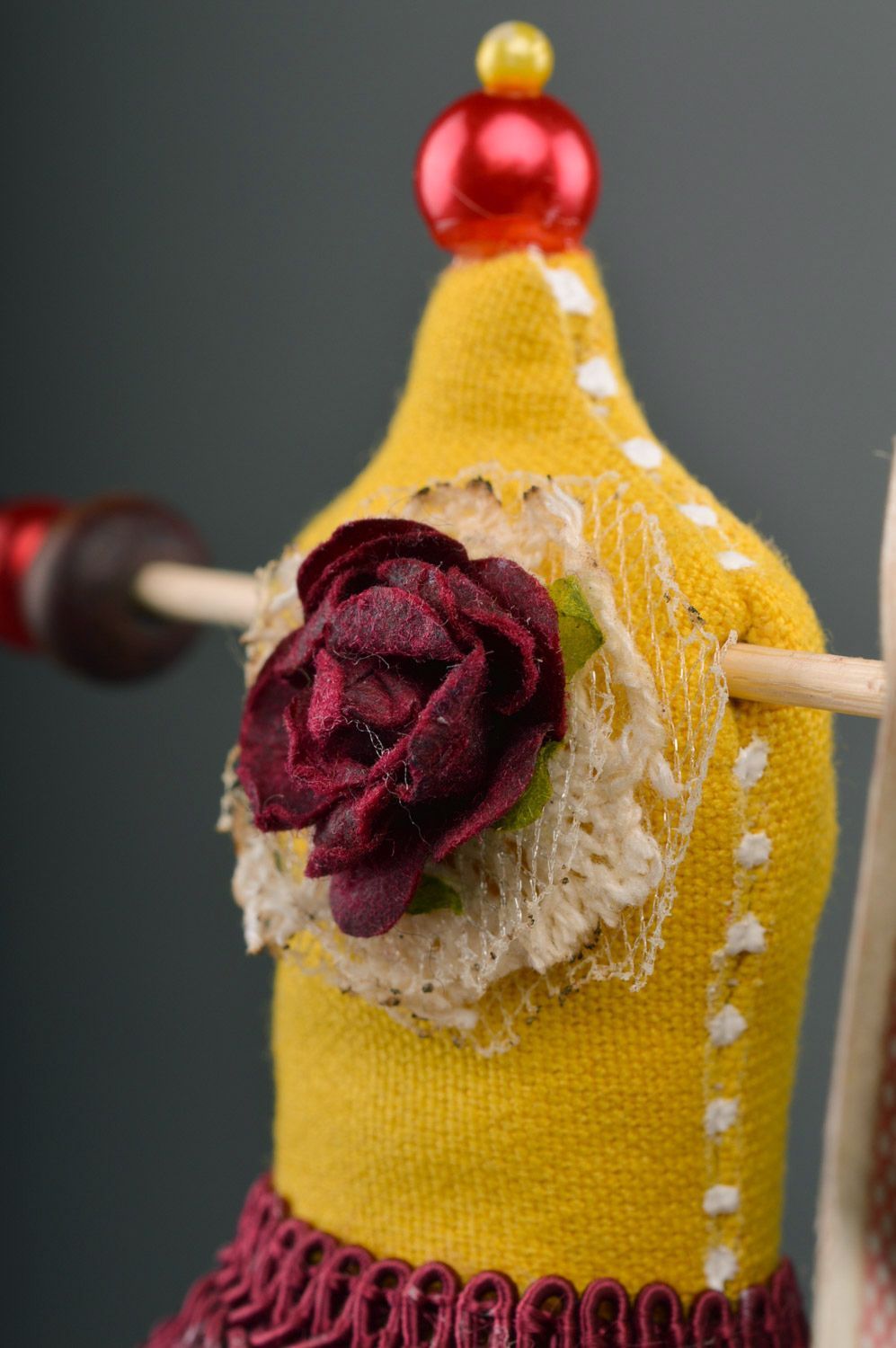 Grand pique-aiguilles en coton jaune-bordeaux fait main en forme de mannequin  photo 1