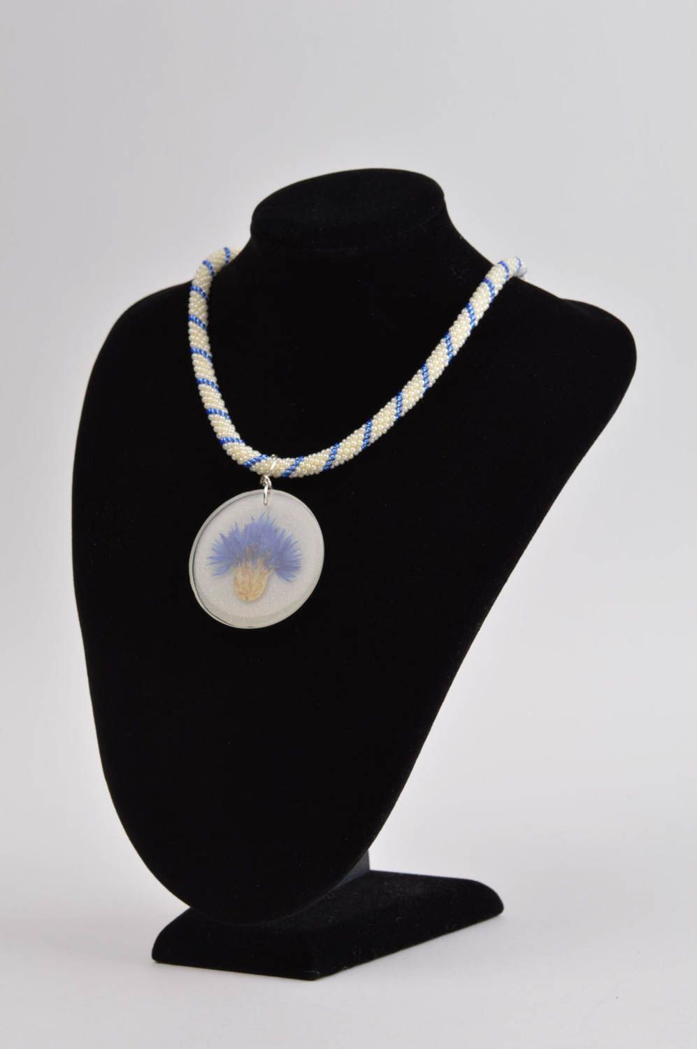 Pendentif bleu en résine Collier fait main perles de rocaille Cadeau pour femme photo 1