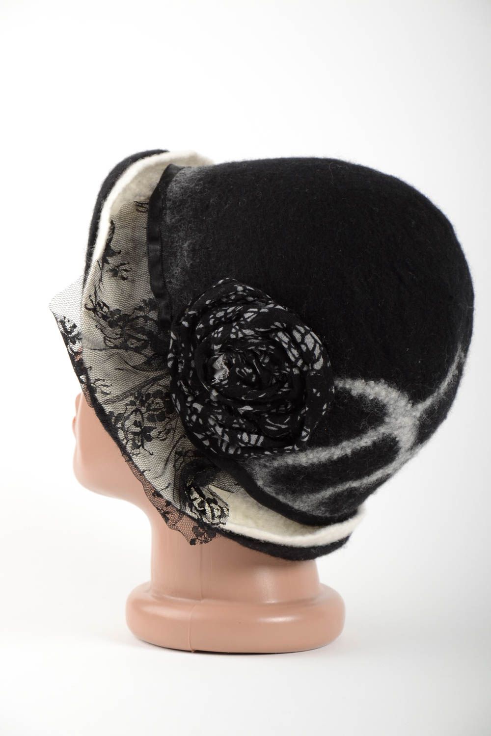 Шапка ручной работы монохромная зимняя шапка с цветком женская шапка с вуалью фото 1