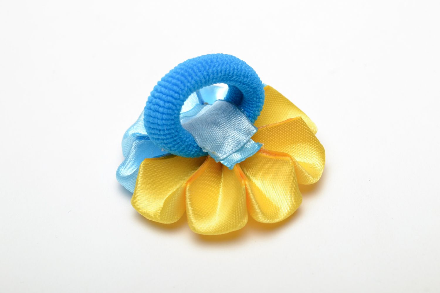 Резинка для волос в технике канзаши в виде желто-голубого цветочка фото 4