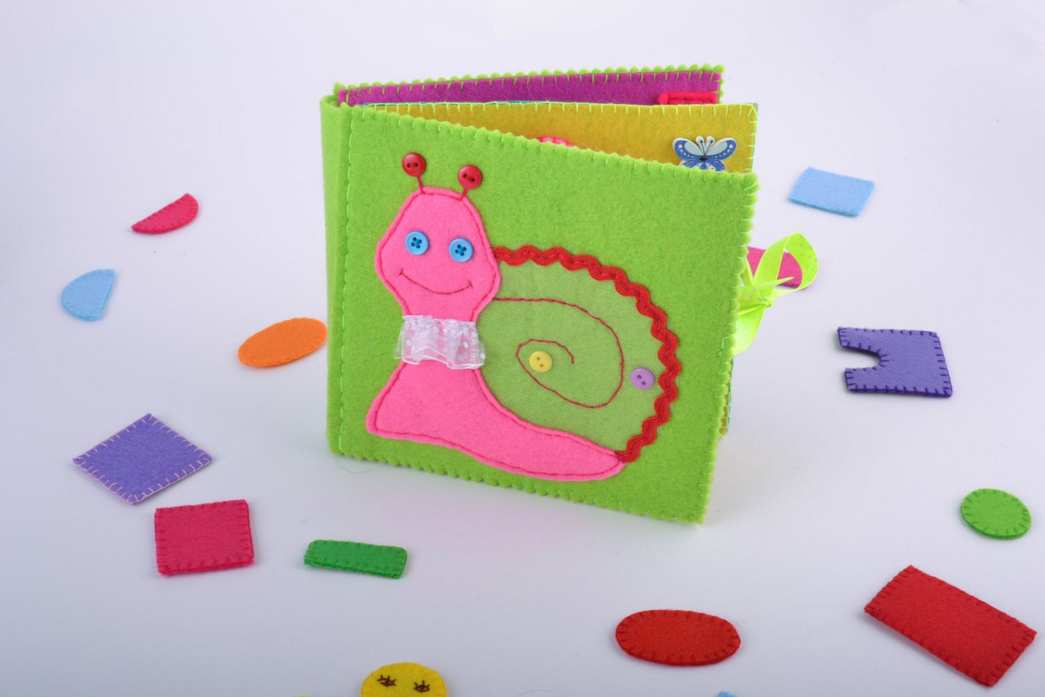 Handgemachtes Lernspielzeug aus Filz mit verschiedenen dekorativen Elementen für Baby foto 1