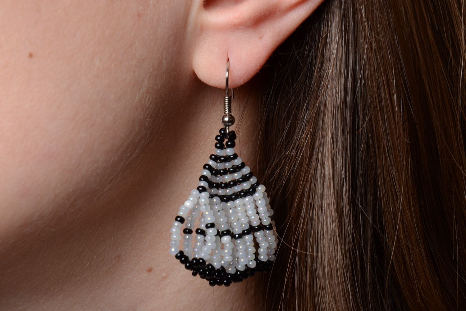 Außergewöhnliche lange schwarz weiße Glasperlen Ohrringe für Frauen foto 5