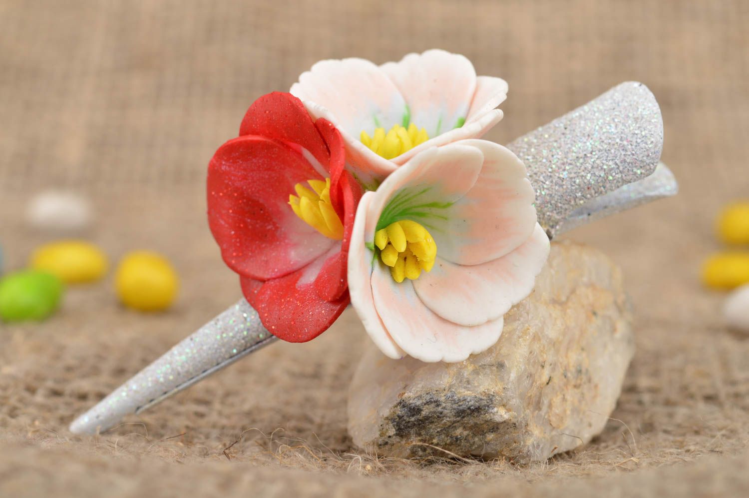 Barrette à cheveux en pâte polymère faite main avec fleurs de couleur d'argent photo 1