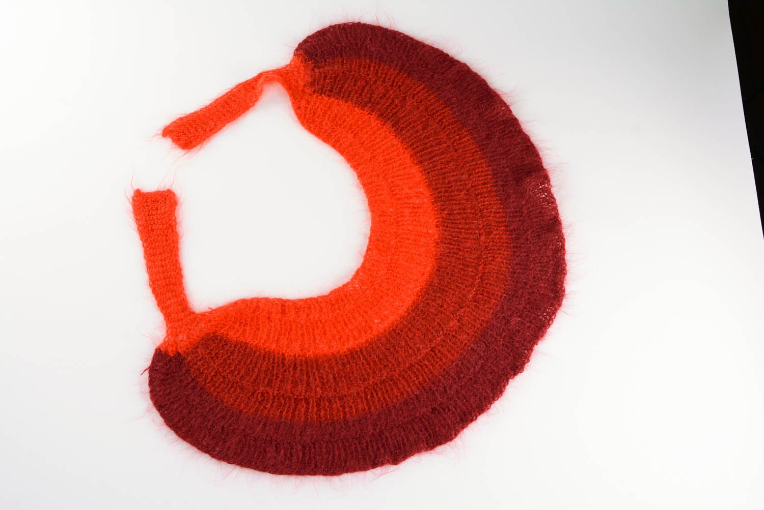 Mantelet tricoté artisanal rouge en mohair photo 1