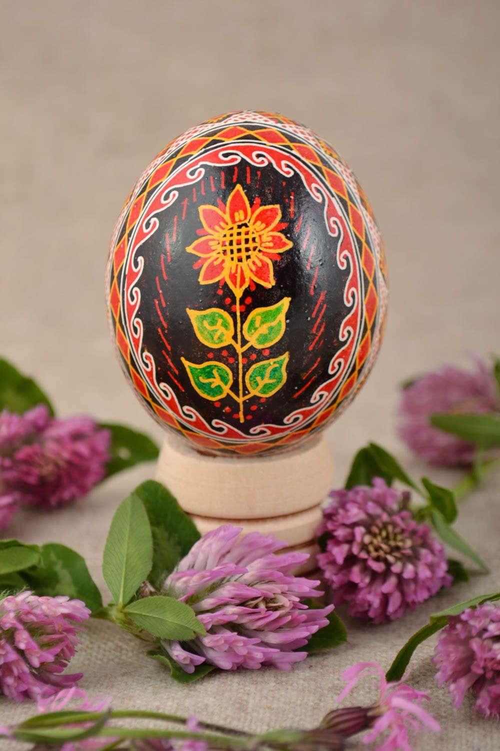 Huevo de Pascua pintado con acrílicos hecho a mano con motivos vegetales foto 1