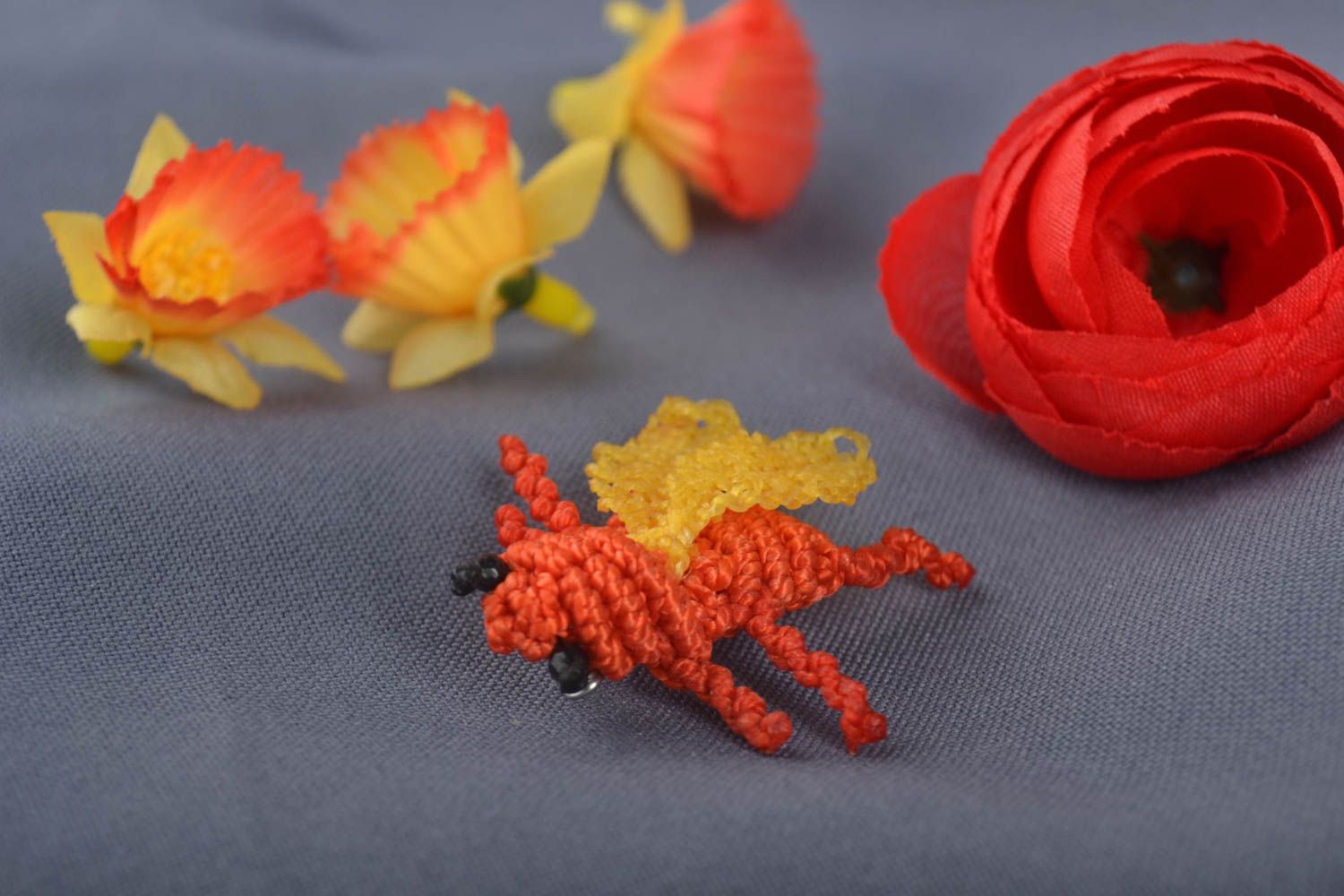 Плетеная брошь украшение ручной работы брошь животное муха оранжевая небольшая фото 1