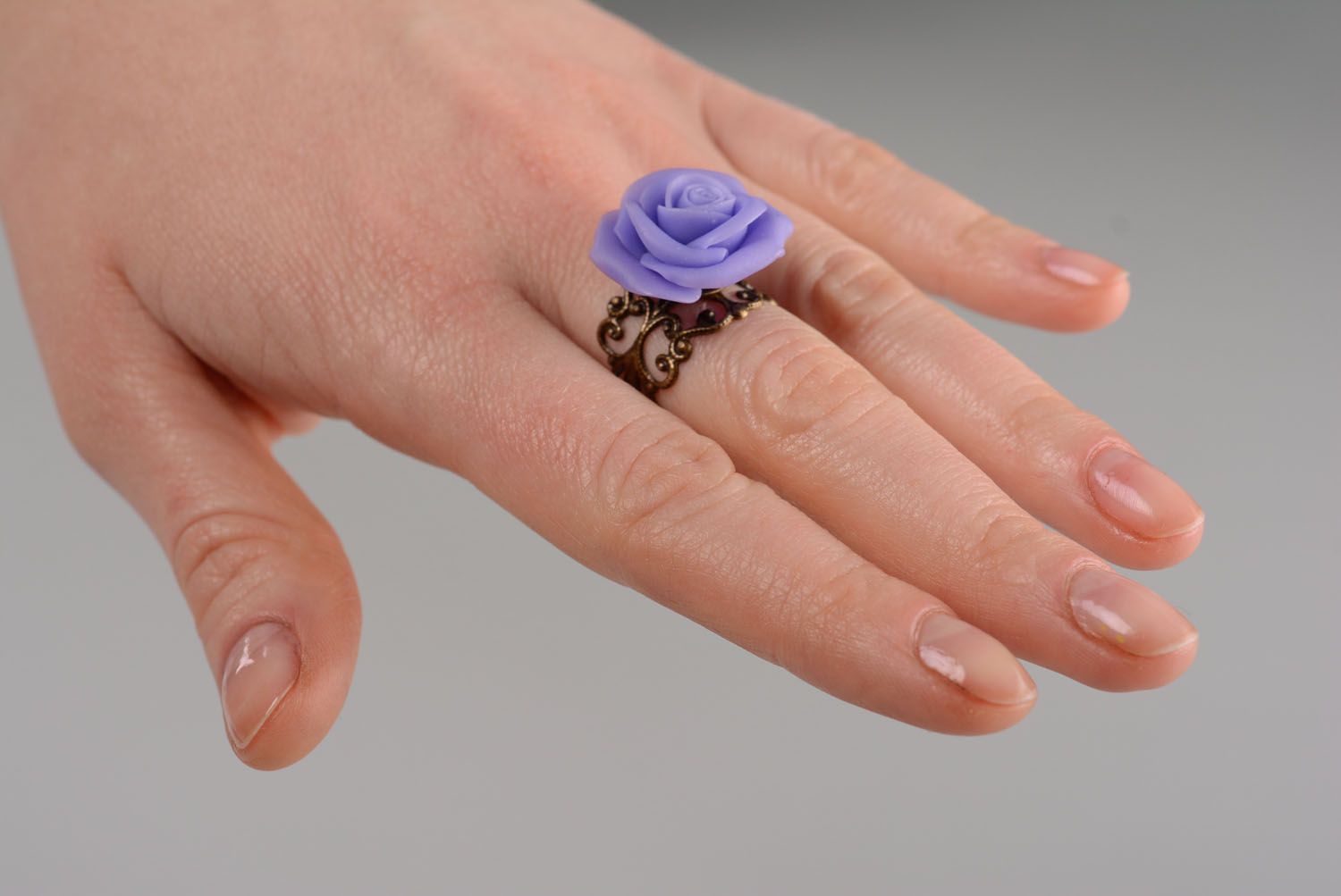 Violetter Ring mit Rose aus Polymerton foto 4