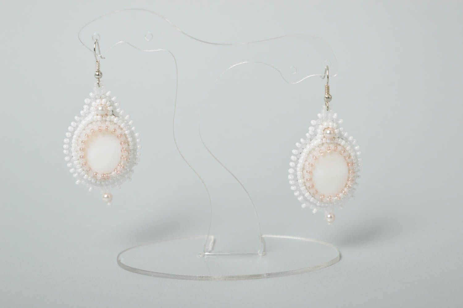 Damen Ohrringe handgefertigt Designer Schmuck Accessoires für Frauen in Weiß foto 3