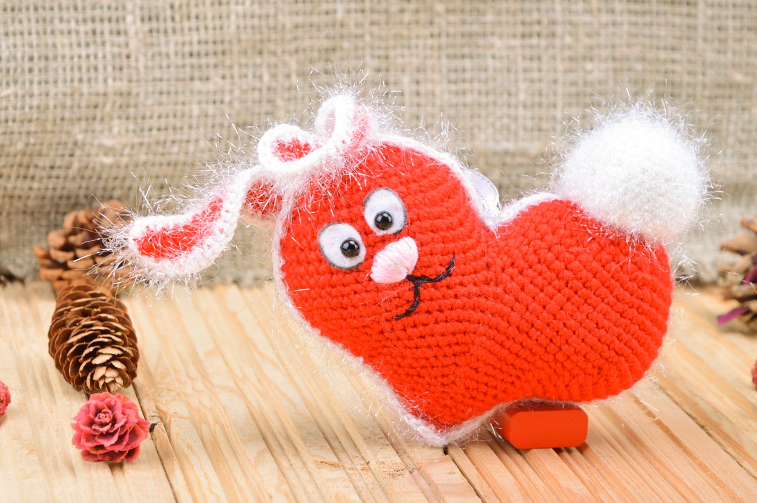 Jouet mou tricoté au crochet original fait main Lièvre en forme de coeur photo 1
